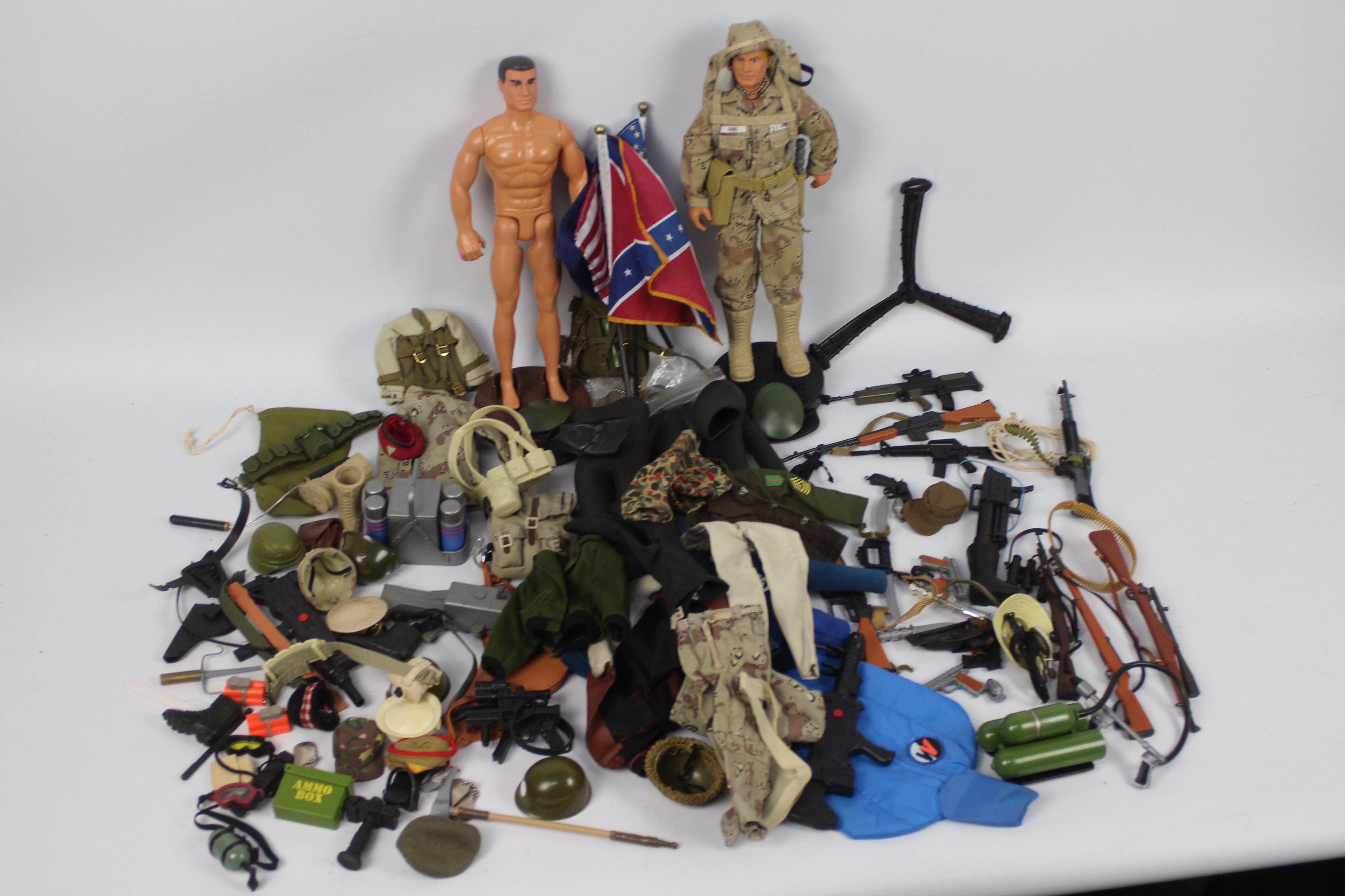 Hasbro - GI Joe - Others - Two unboxed modern Action Man and GI Joe figures with a large quantity