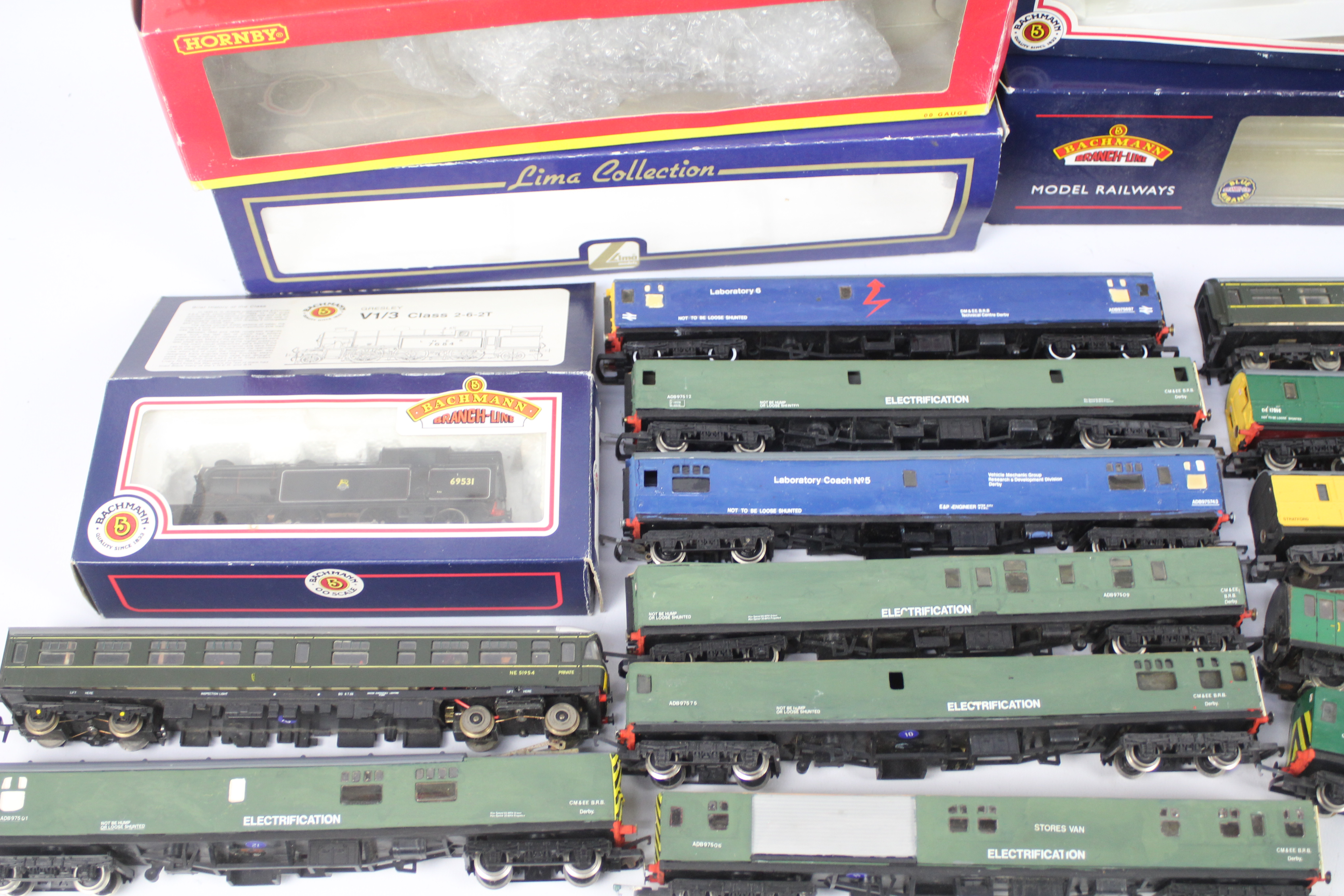 Tri-ang - Trix - A collection of 2 x locos, 13 x OO gauge coaches and 7 x associated empty boxes. - Image 2 of 4
