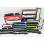 Tri-ang - Trix - A collection of 2 x locos, 13 x OO gauge coaches and 7 x associated empty boxes.