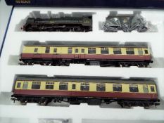 Bachmann - an OO gauge model Royal Scot train set comprising 4-6-0 locomotive and tender 'Royal