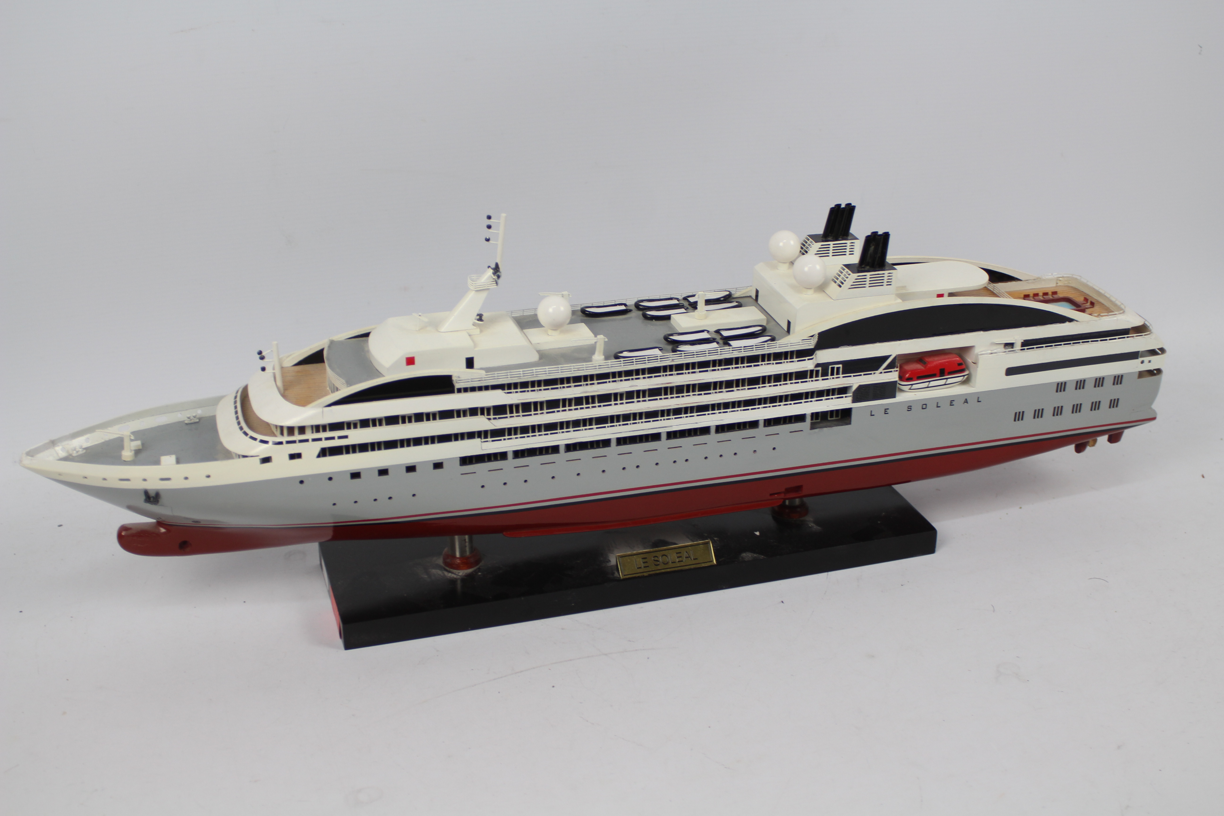 Le Soleal - A static display model of a Cruise Liner Le Soleal. - Image 2 of 3