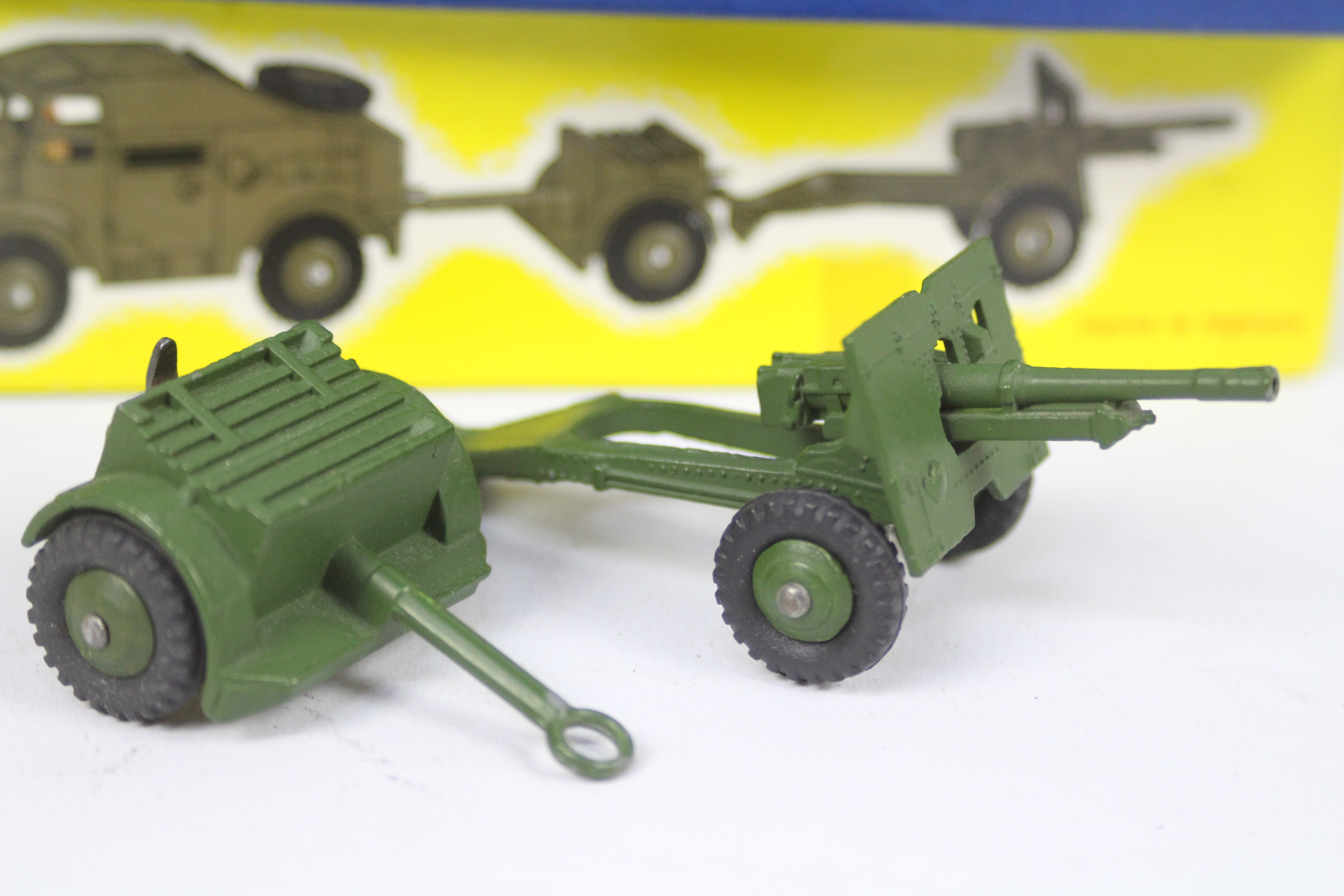 Dinky - Military - A boxed Dinky 25-Pounder Field Gun Set with Field Tractor, Trailer and field Gun. - Image 3 of 4