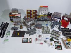 Bachmann - Hornby - Others - A collection of boxed and unboxed OO gauge scenic buildings and
