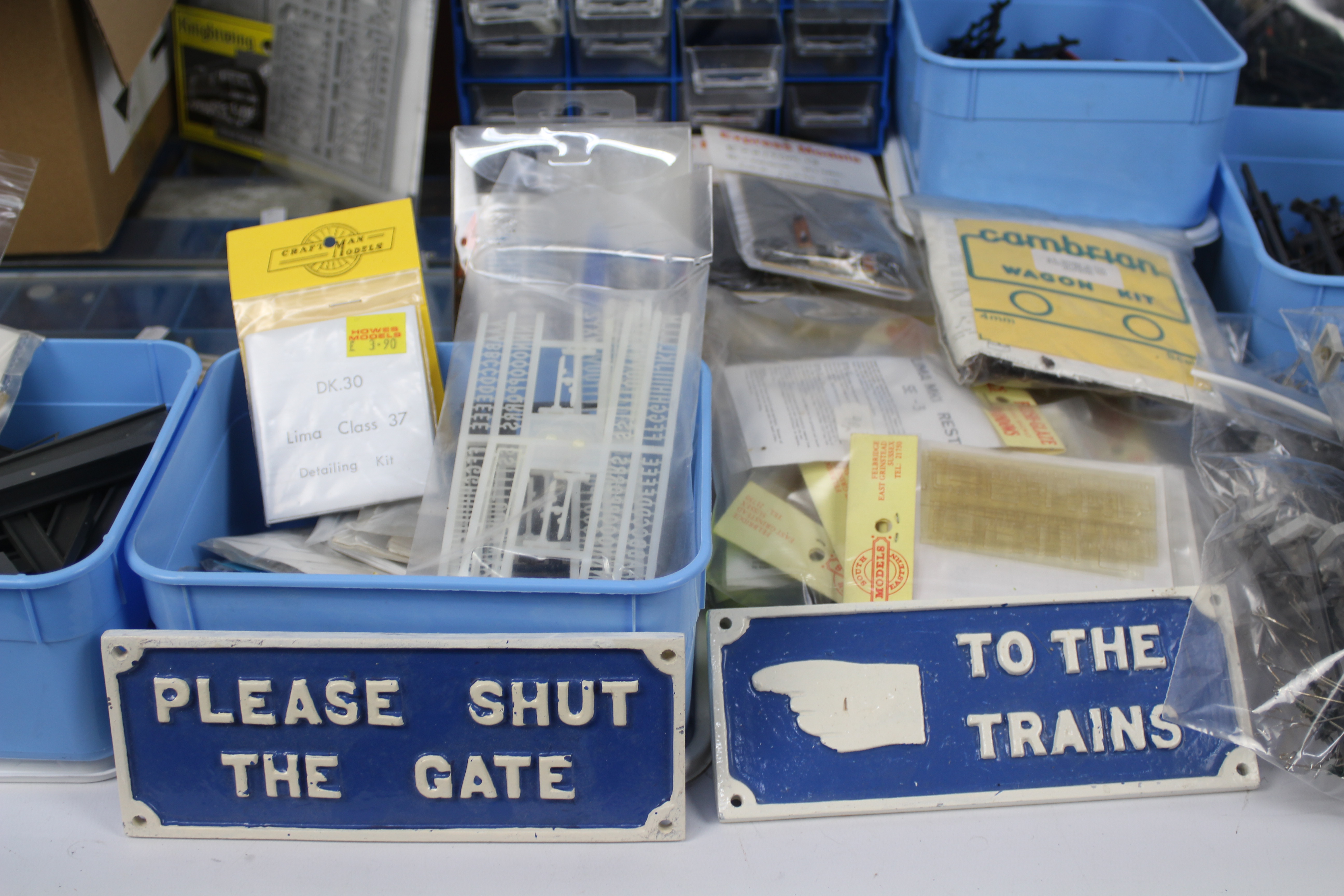 Tri-ang - Peco - A quantity of railway modelling items and equipment including a box of fencing, - Image 4 of 6