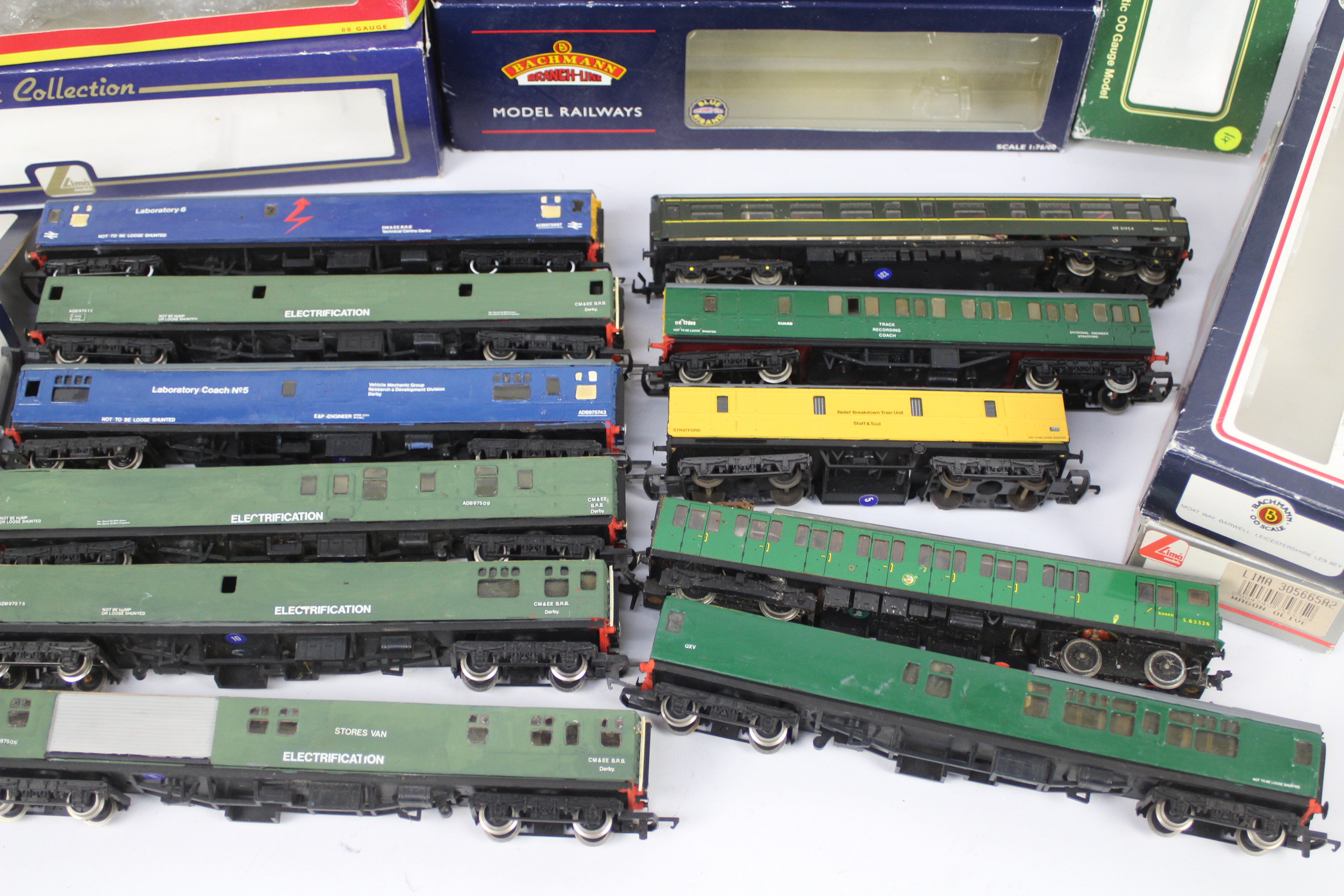 Tri-ang - Trix - A collection of 2 x locos, 13 x OO gauge coaches and 7 x associated empty boxes. - Image 3 of 4