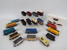 Hornby - Triang - Other - An unboxed rake of 19 items of freight rolling stock.