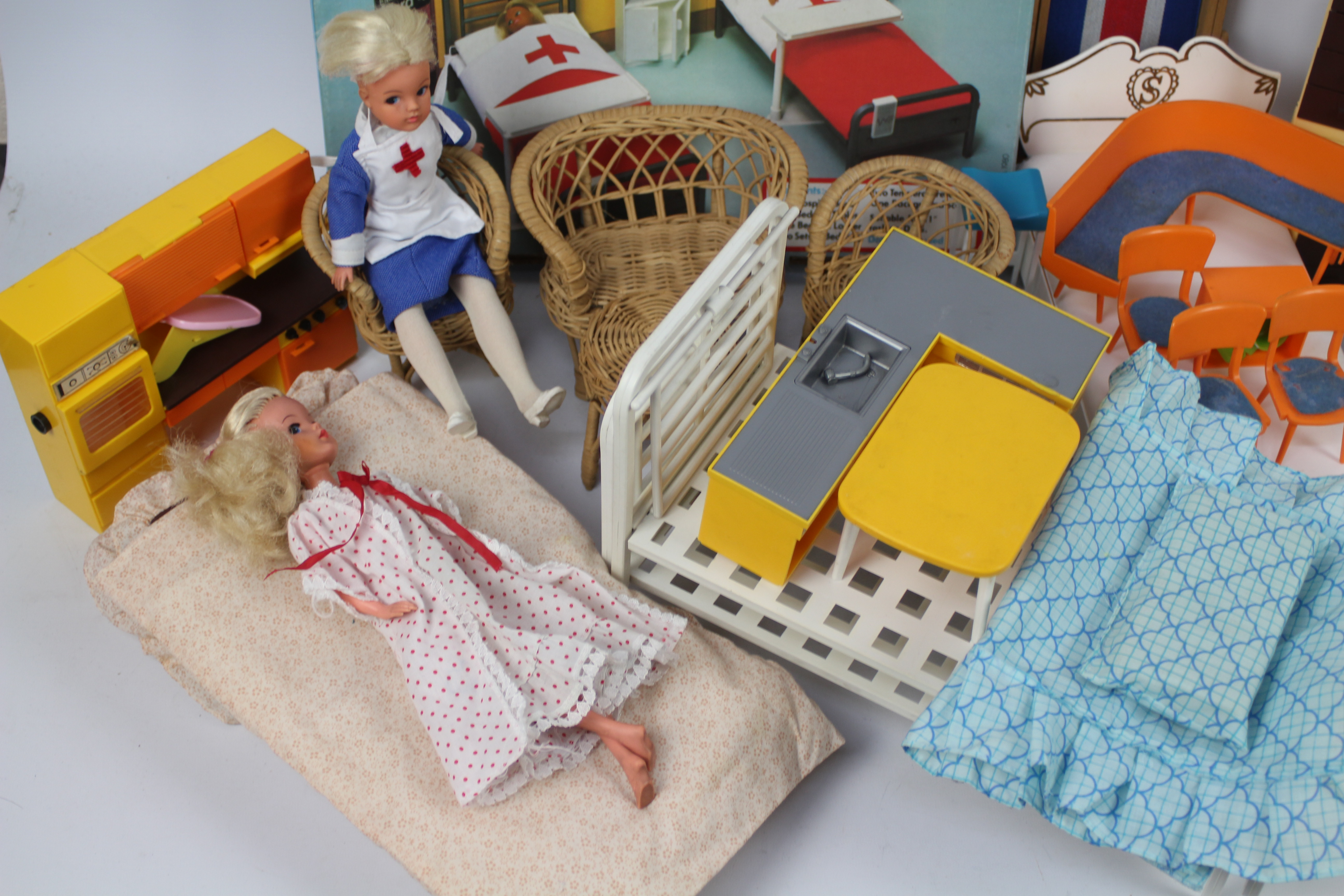 Sindy - A selection of loose Vintage, Pedigree Sindy Accessories: Hospital Ward, Beds, Drawers, - Image 3 of 5