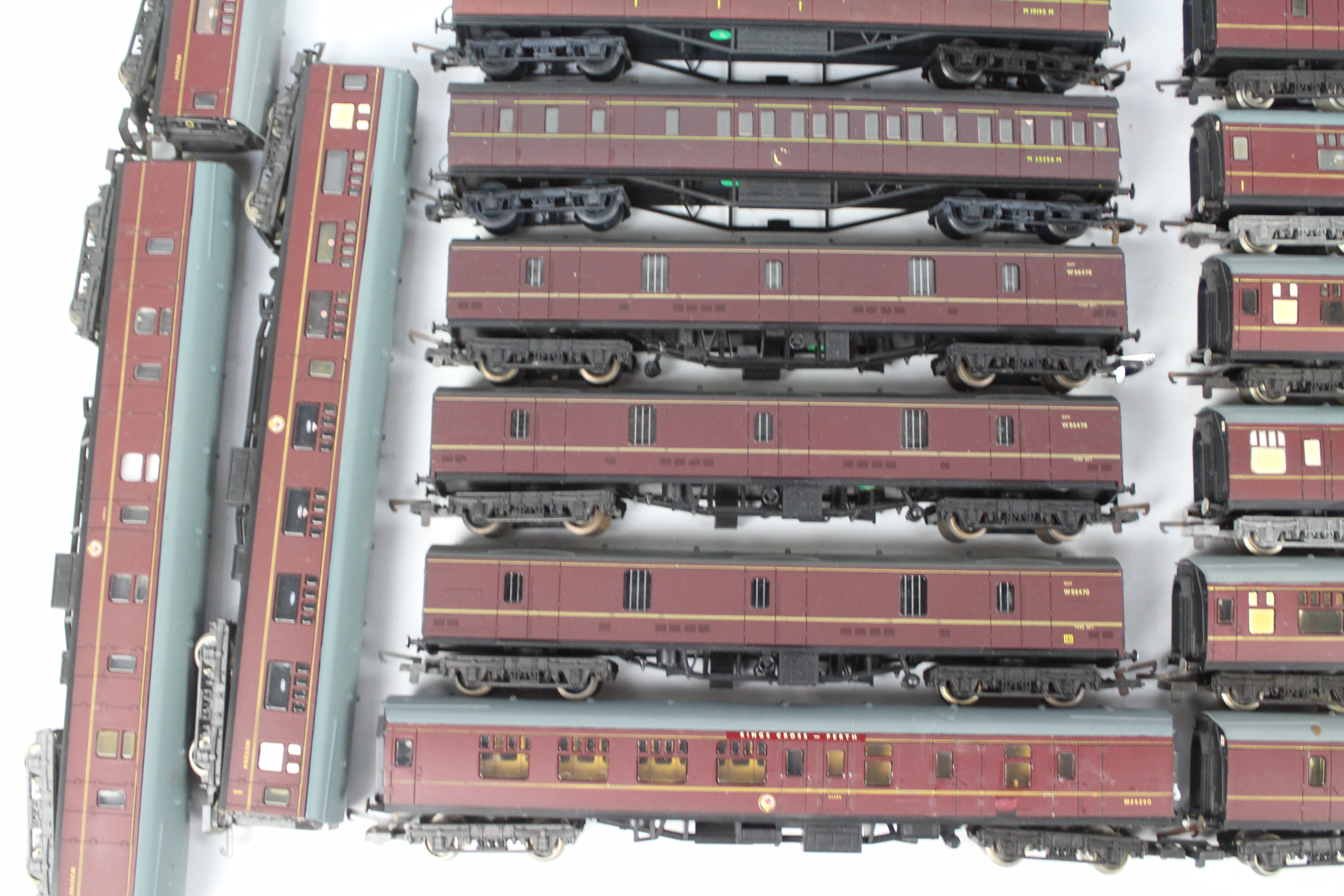 Lima - A collection of 25 x unboxed OO gauge coaches in BR maroon livery. - Image 2 of 3