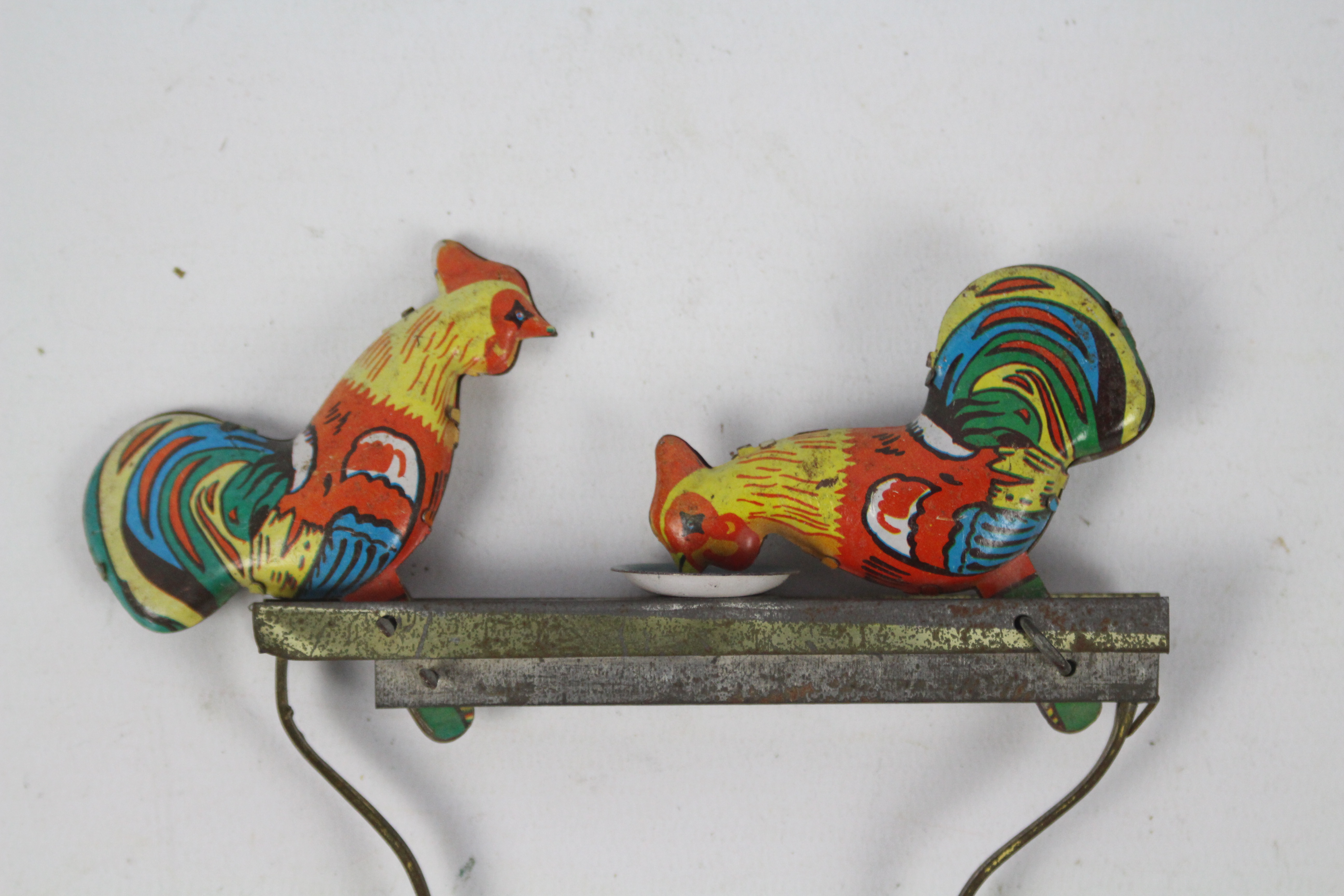 Vintage tin plate mechanical pecking rooster toy - A vintage tin plate toy. - Image 2 of 3