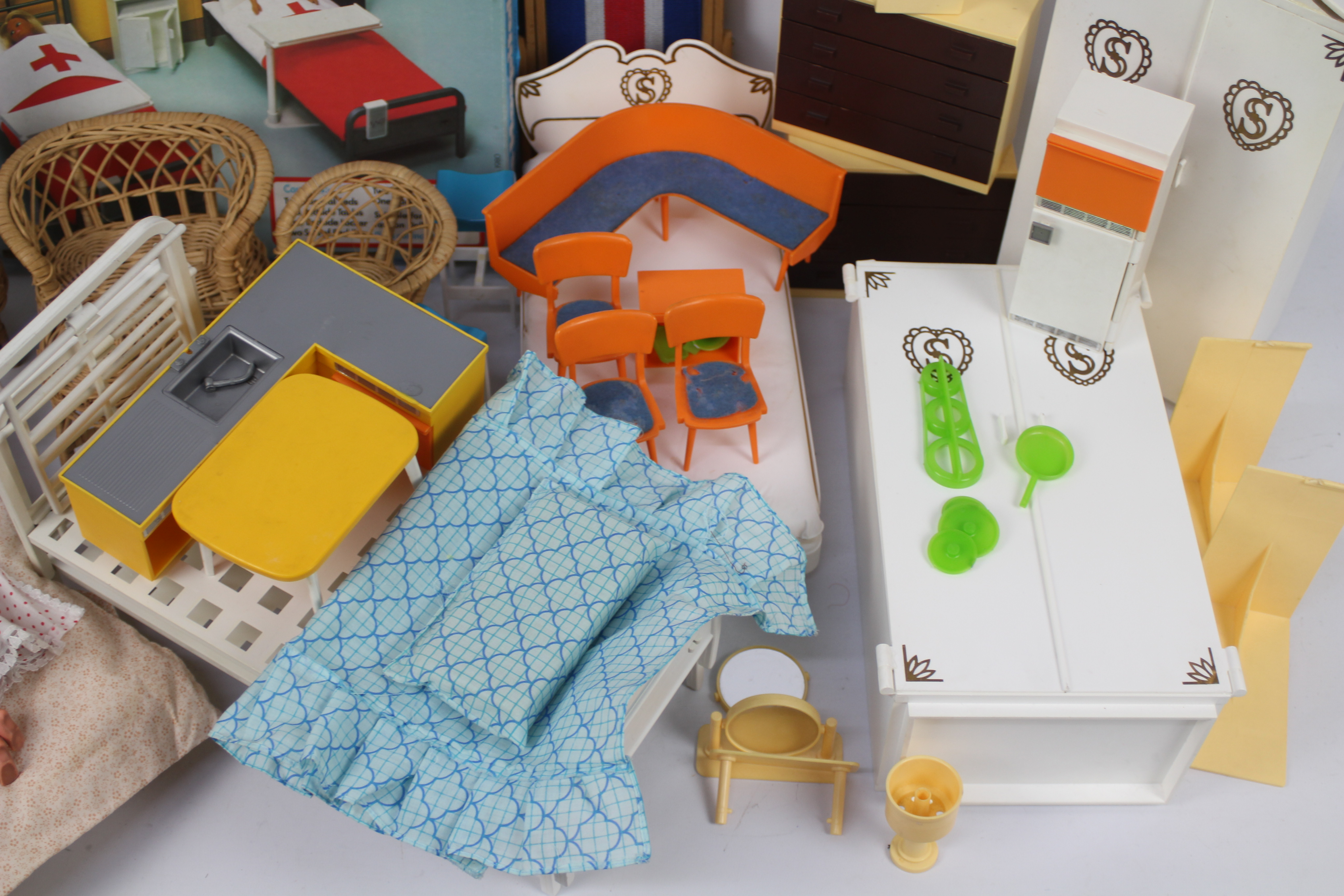 Sindy - A selection of loose Vintage, Pedigree Sindy Accessories: Hospital Ward, Beds, Drawers, - Image 4 of 5