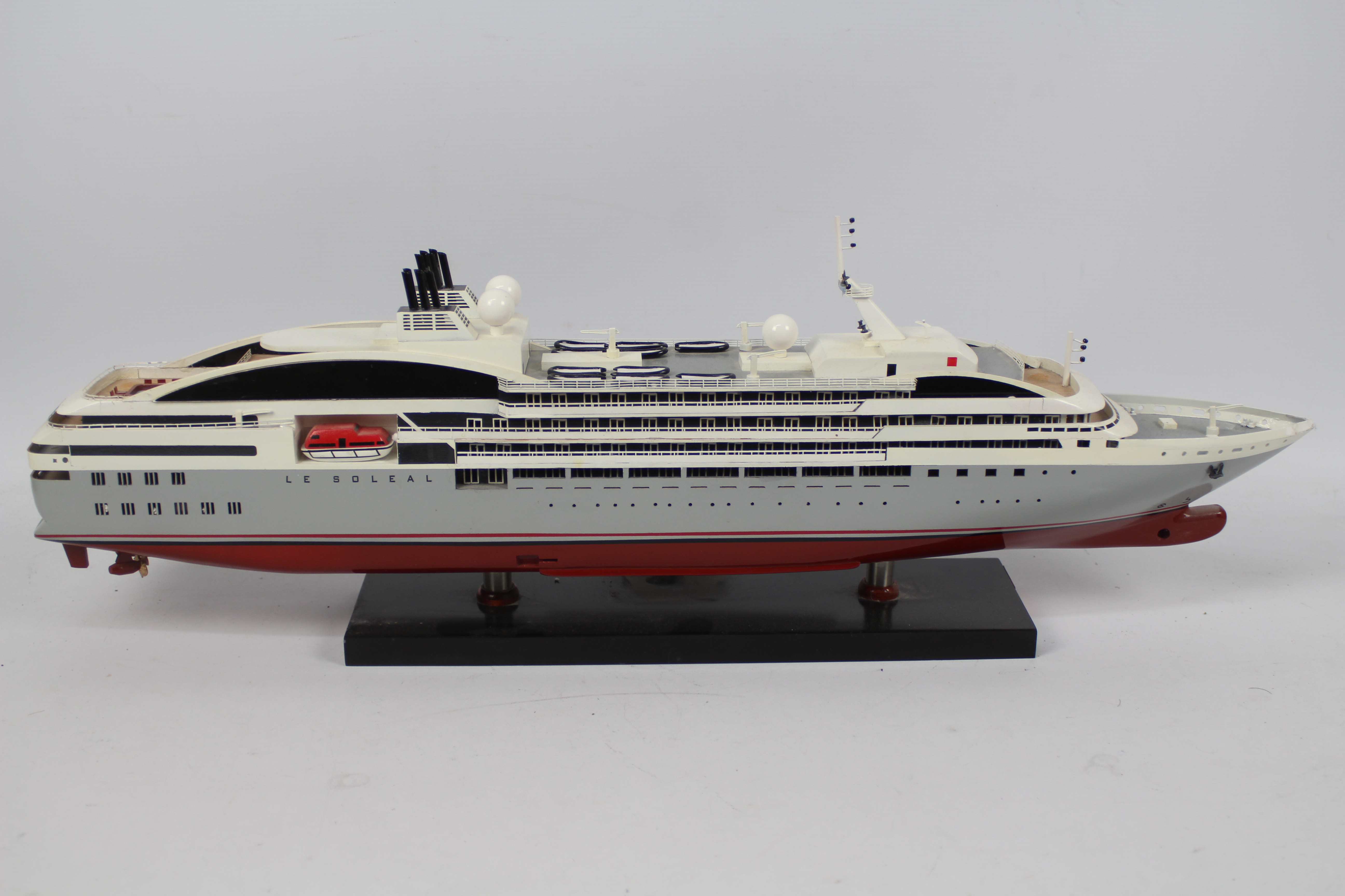 Le Soleal - A static display model of a Cruise Liner Le Soleal. - Image 3 of 3