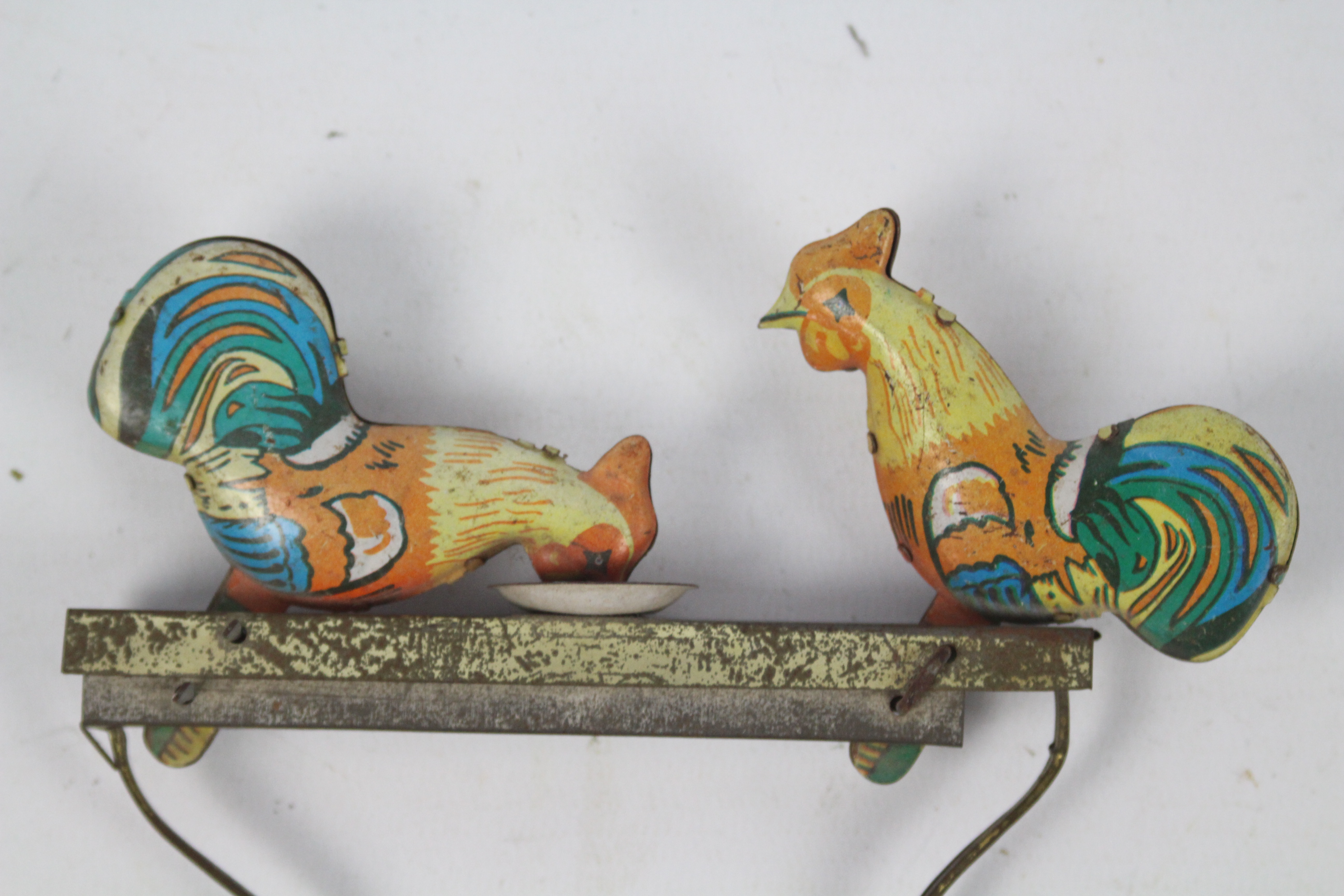 Vintage tin plate mechanical pecking rooster toy - A vintage tin plate toy. - Image 3 of 3