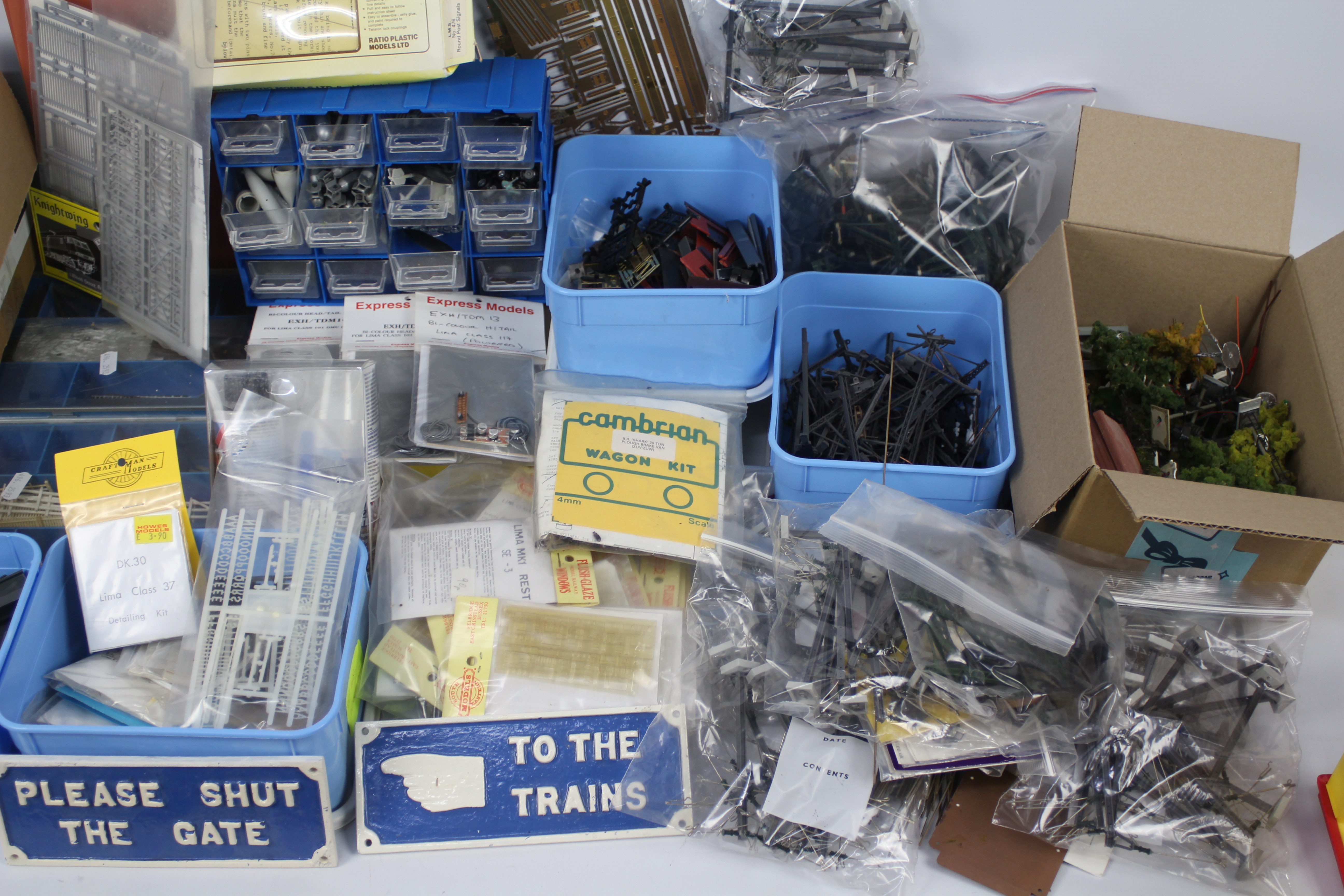 Tri-ang - Peco - A quantity of railway modelling items and equipment including a box of fencing, - Image 3 of 6