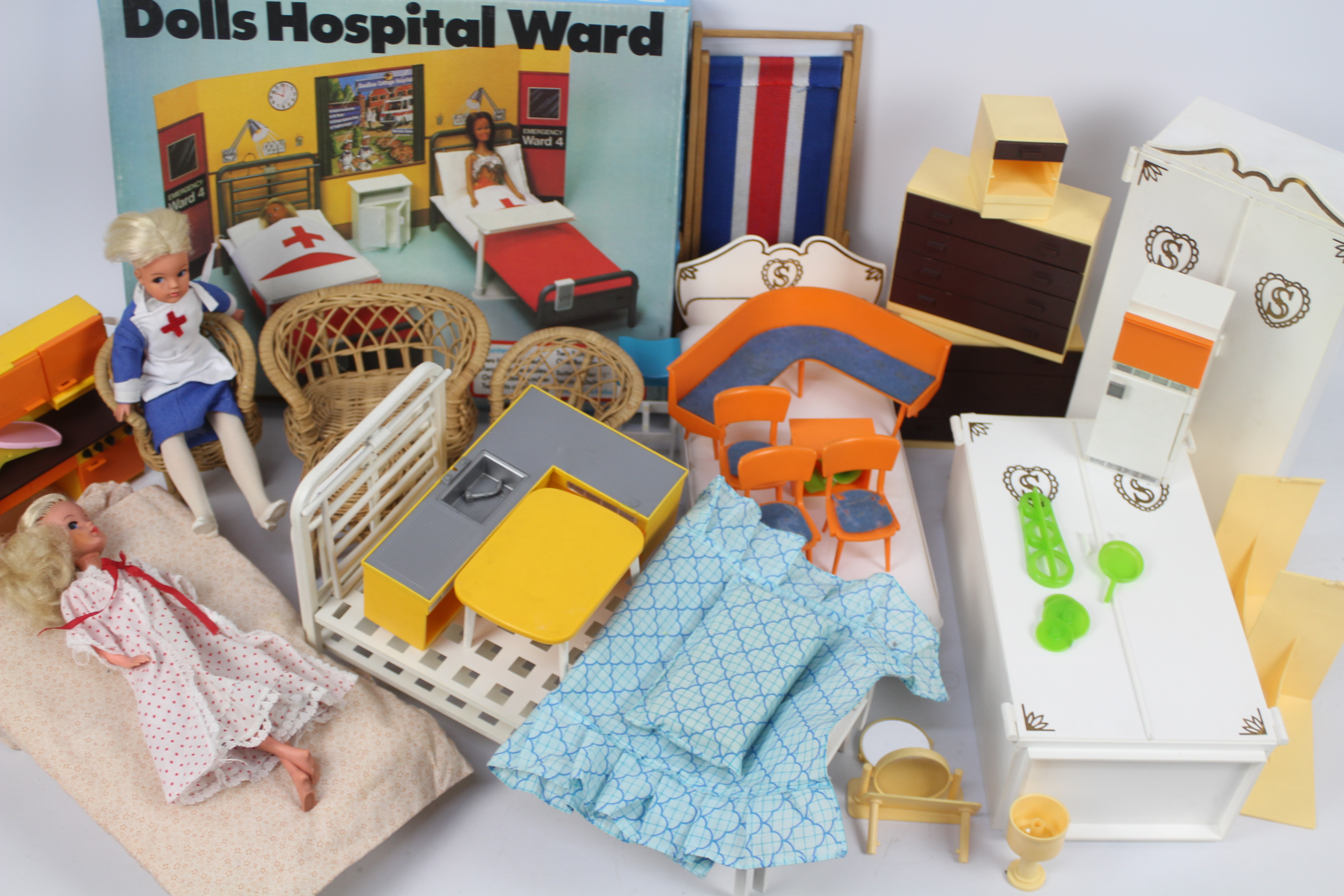 Sindy - A selection of loose Vintage, Pedigree Sindy Accessories: Hospital Ward, Beds, Drawers,