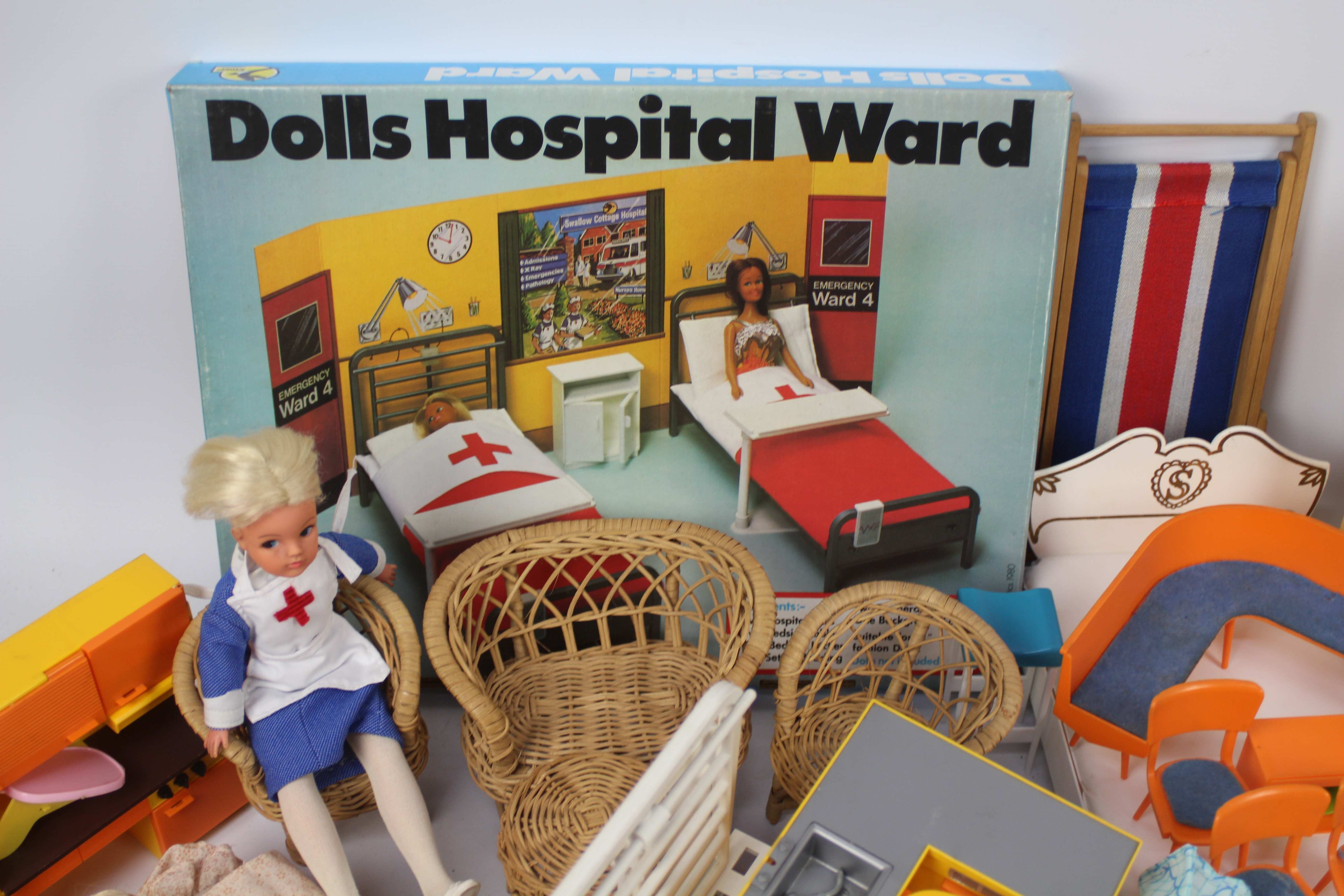 Sindy - A selection of loose Vintage, Pedigree Sindy Accessories: Hospital Ward, Beds, Drawers, - Image 2 of 5