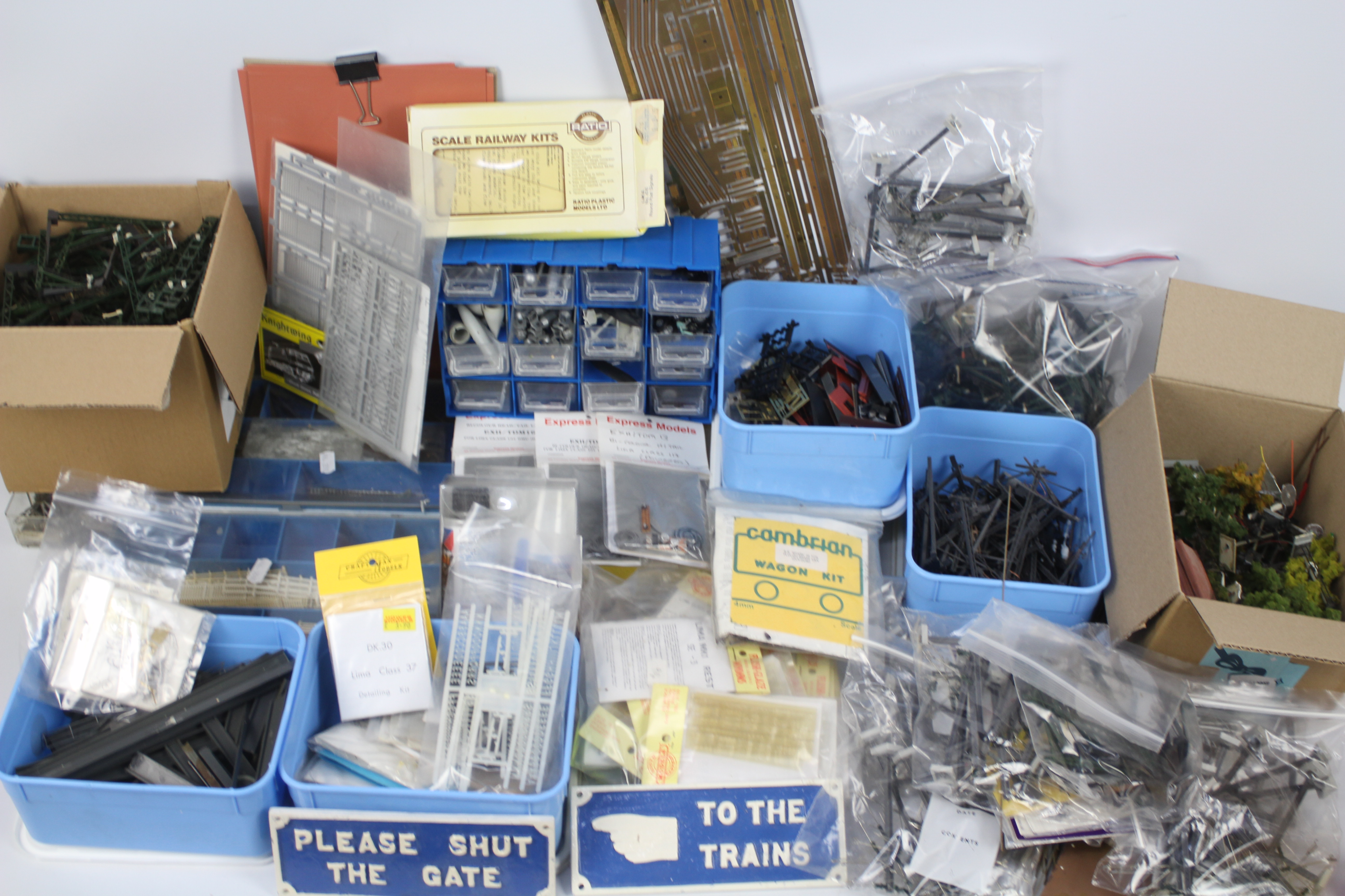 Tri-ang - Peco - A quantity of railway modelling items and equipment including a box of fencing,