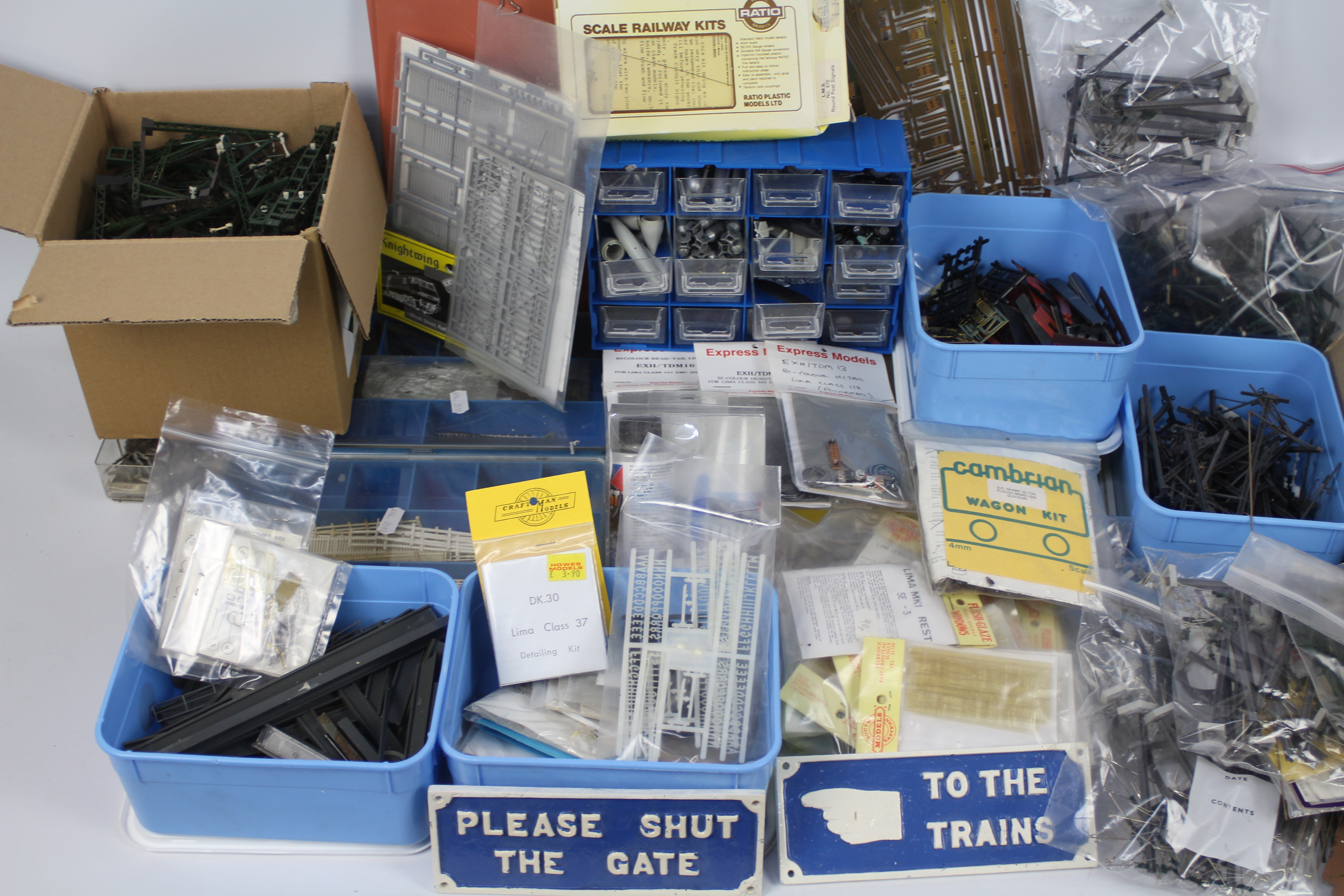 Tri-ang - Peco - A quantity of railway modelling items and equipment including a box of fencing, - Image 2 of 6