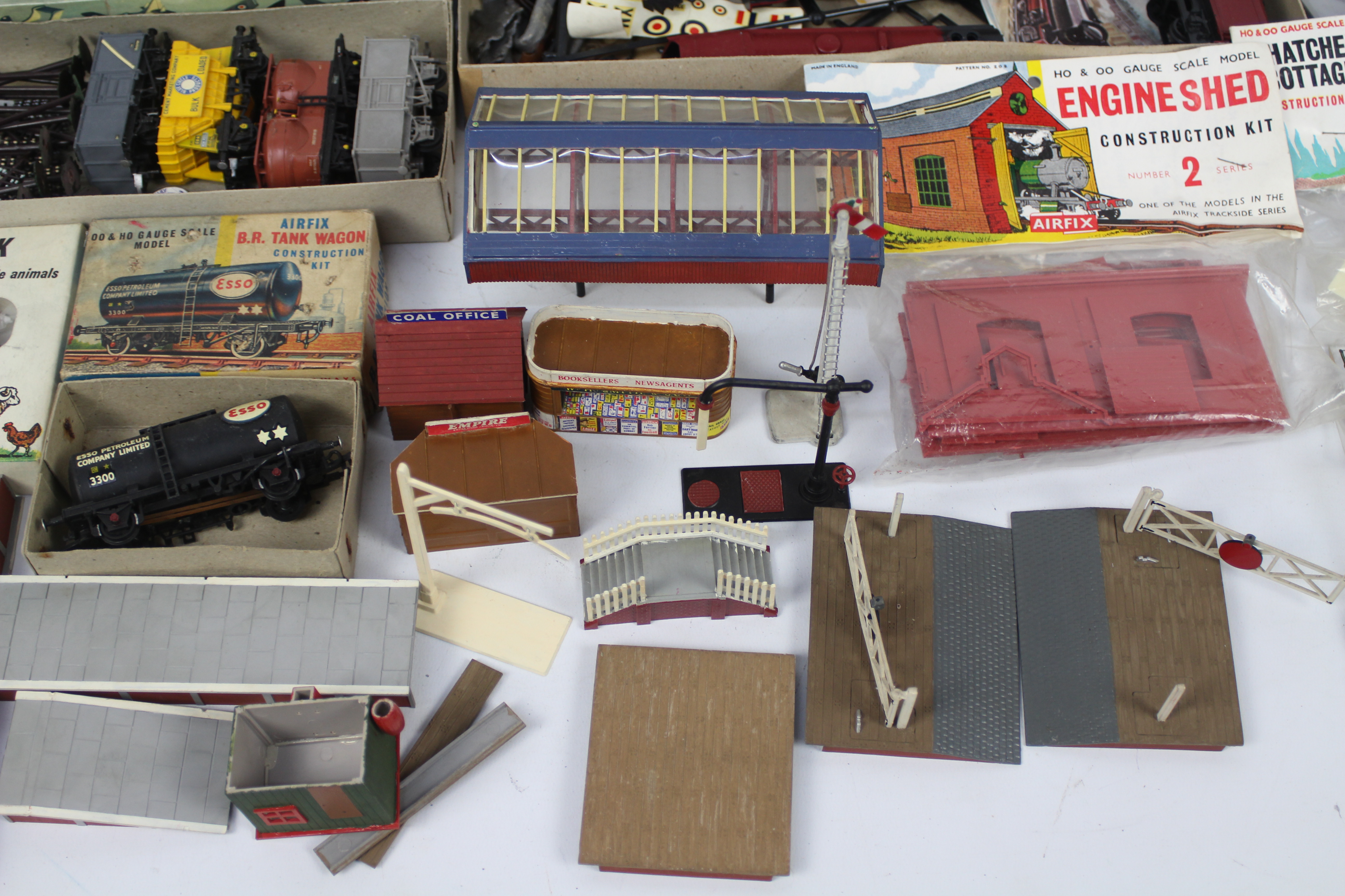 Airfix - A collection of railway associated model kits including 6 x unopened building kits, - Image 6 of 6