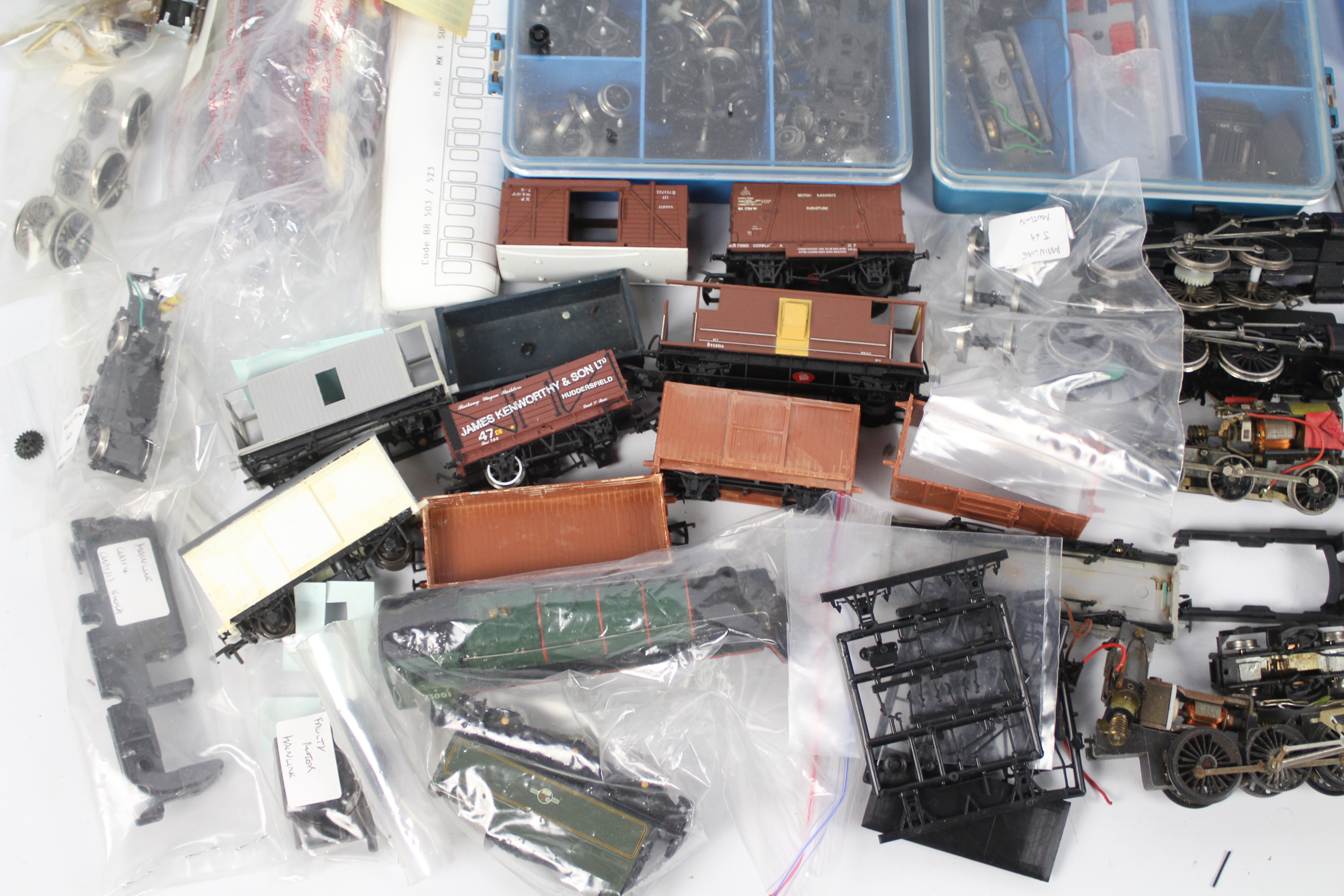 Airfix - Hornby - Bachmann - A large quantity of OO gauge loco and rolling stock used spare parts - Image 2 of 5