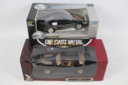 Road Signature - Universal Hobbies - 2 x boxed American cars in 1:18 scale,