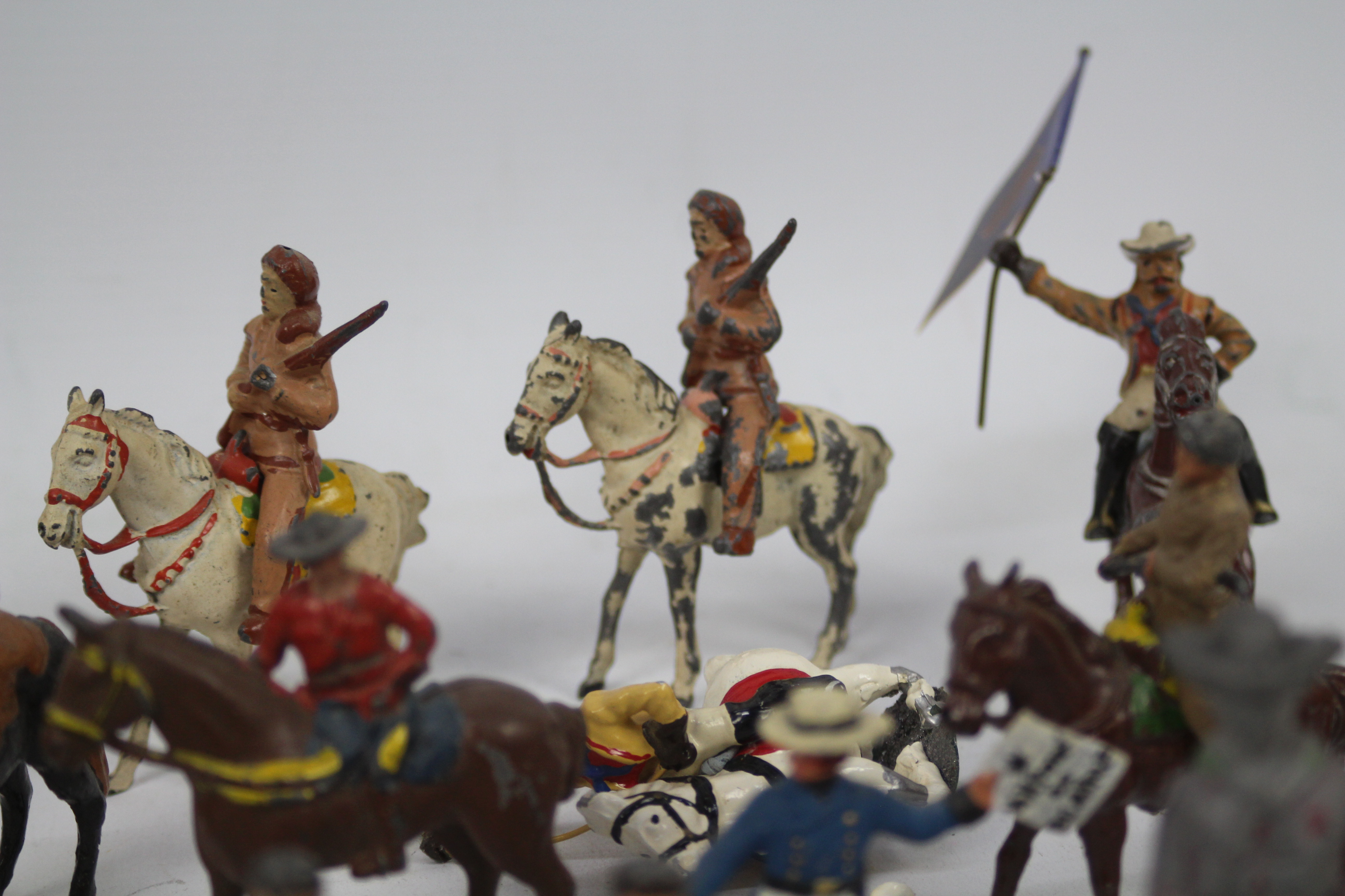 Timpo - Britains - Others - Over 30 Western themed metal figures by various manufacturers. - Image 12 of 12