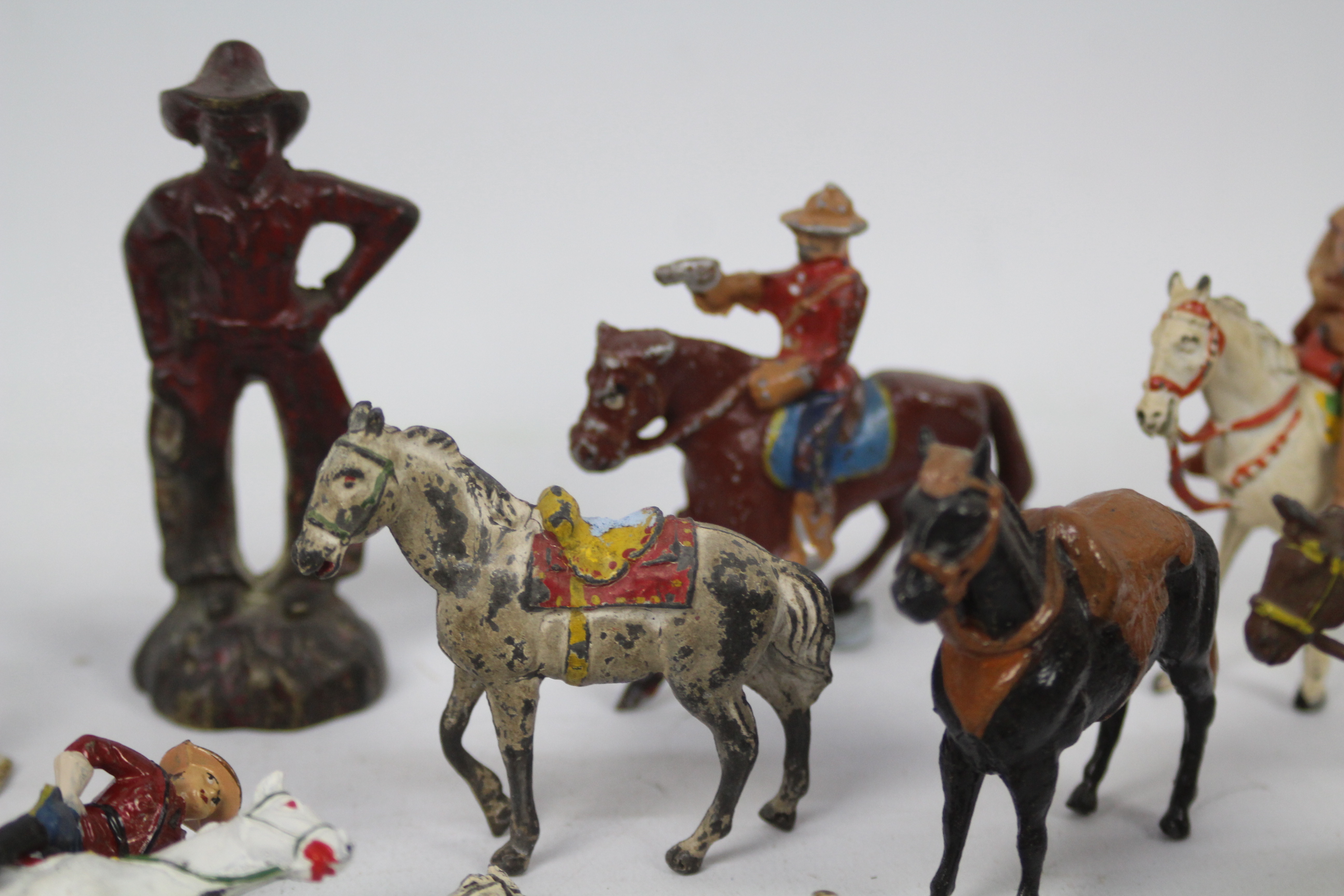 Timpo - Britains - Others - Over 30 Western themed metal figures by various manufacturers. - Image 7 of 12