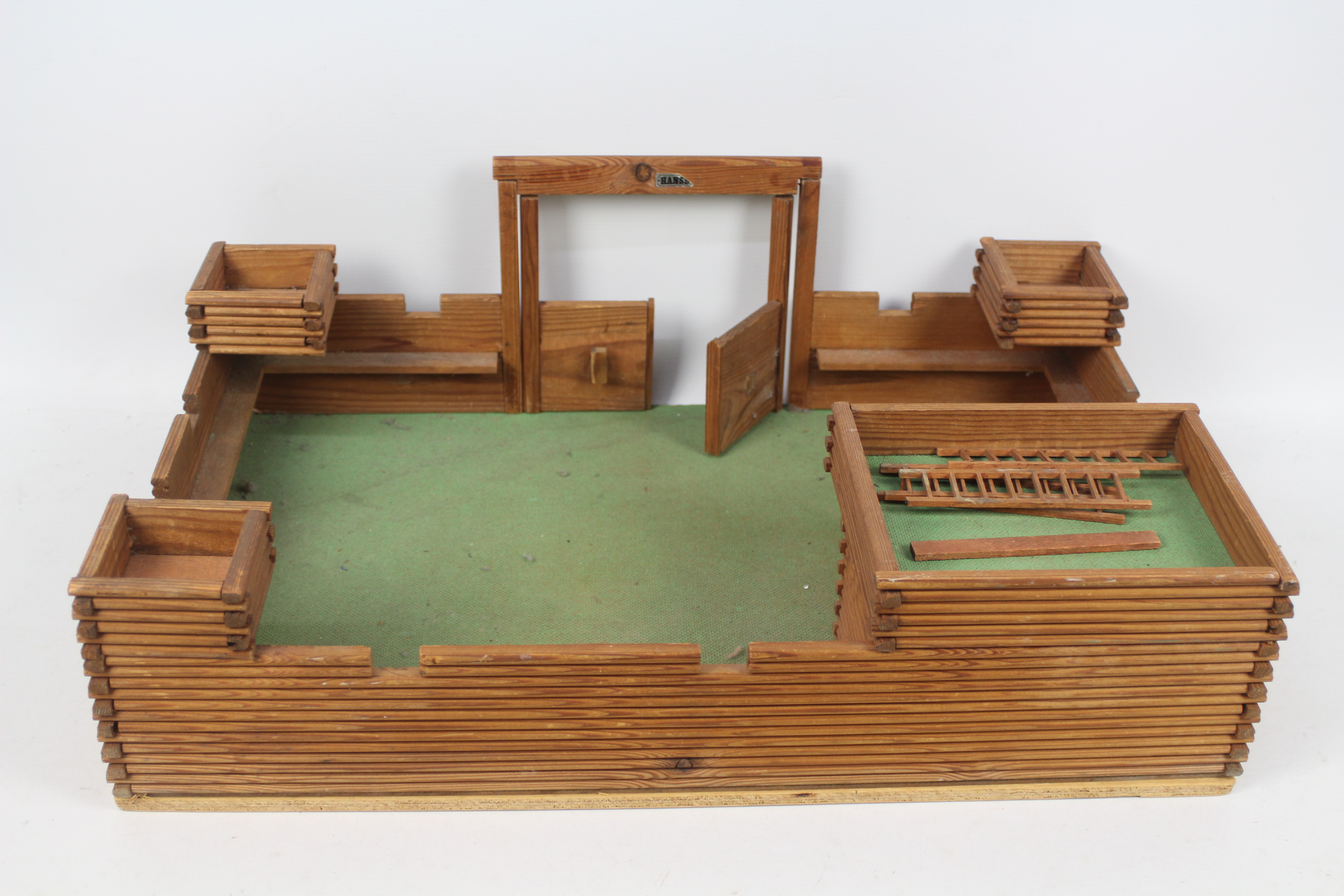 Hanse (Denmark) - A vintage unboxed wooden toy fort ' Fort Laredo' by the Danish manufacturer Hanse. - Image 6 of 8