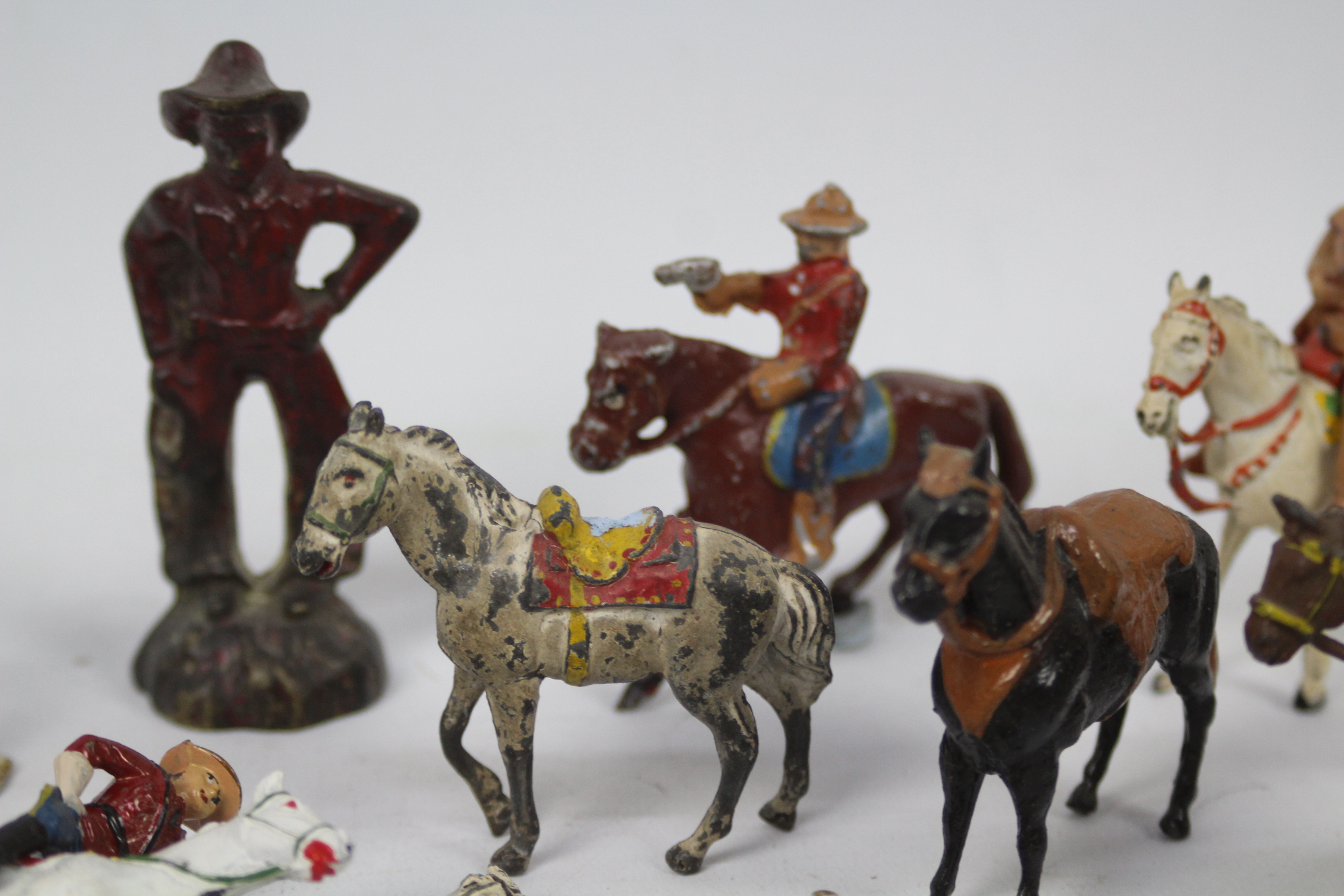 Timpo - Britains - Others - Over 30 Western themed metal figures by various manufacturers. - Image 2 of 12