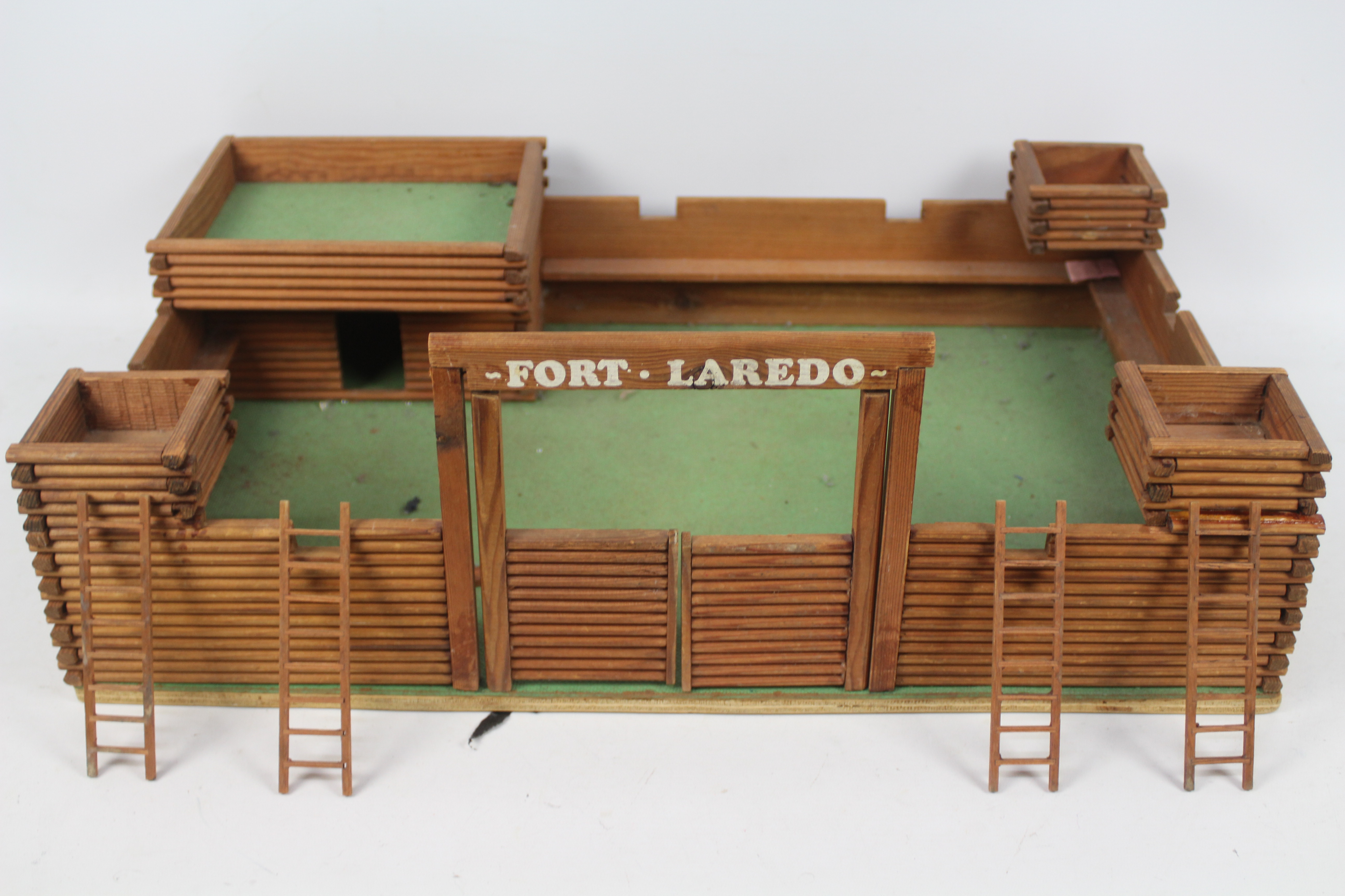 Hanse (Denmark) - A vintage unboxed wooden toy fort ' Fort Laredo' by the Danish manufacturer Hanse. - Image 4 of 8
