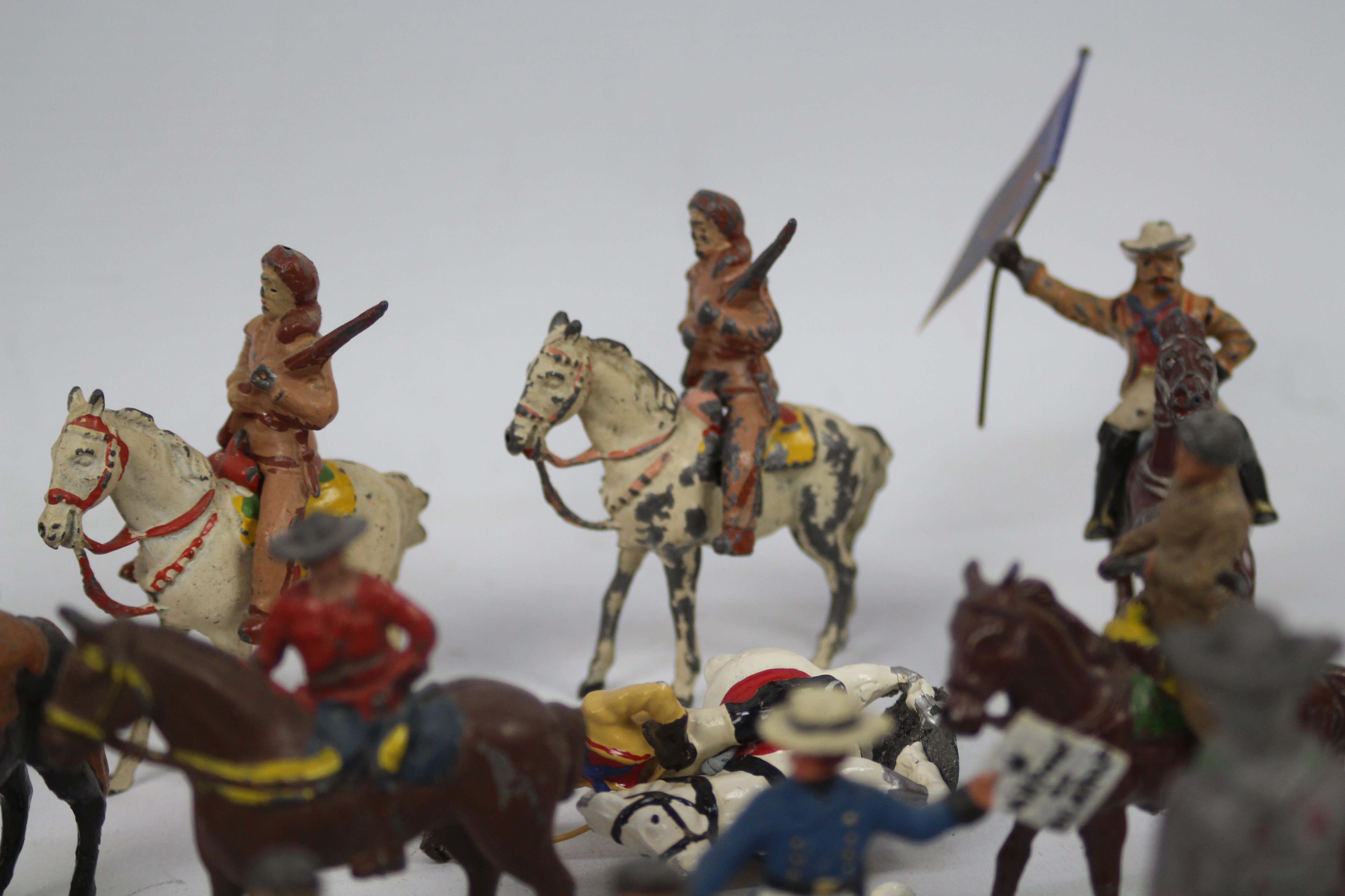 Timpo - Britains - Others - Over 30 Western themed metal figures by various manufacturers. - Image 4 of 12