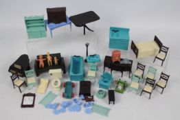 Kleeware - Other - An unboxed group of over 20 items of dolls house mainly plastic furniture and