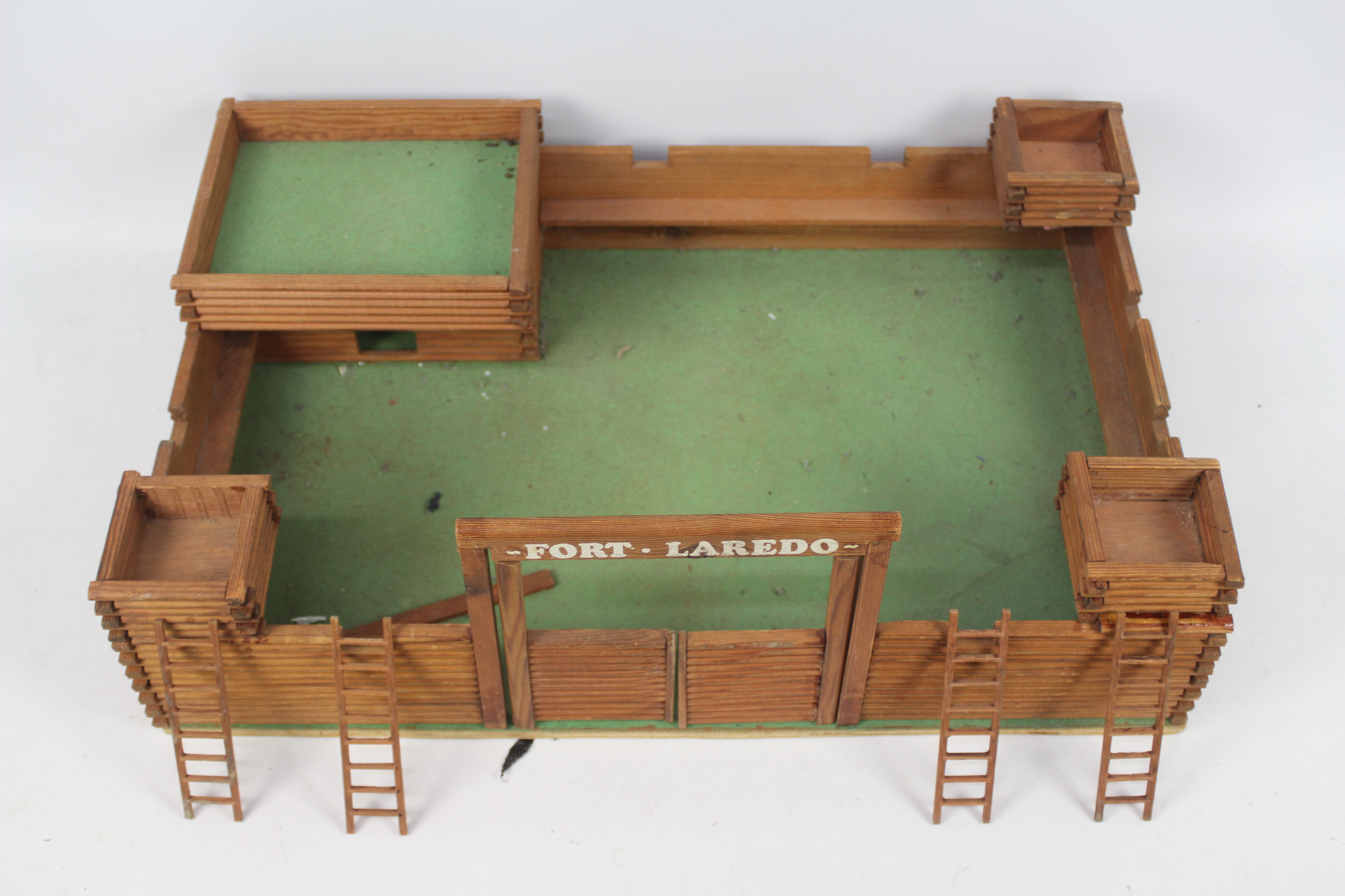 Hanse (Denmark) - A vintage unboxed wooden toy fort ' Fort Laredo' by the Danish manufacturer Hanse. - Image 7 of 8