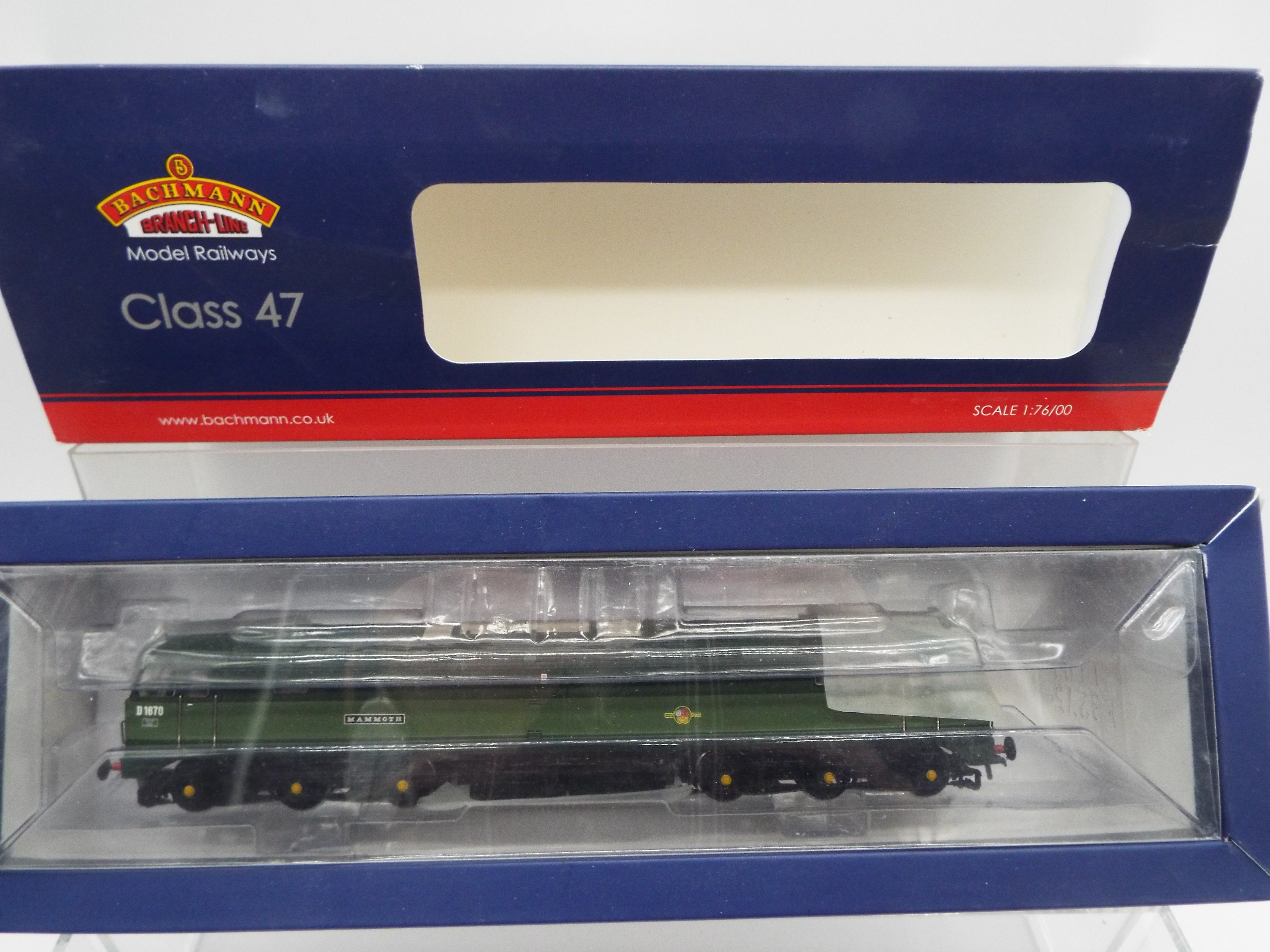 Bachmann - an OO gauge model diesel electric locomotive DCC with Sound, BR green livery,