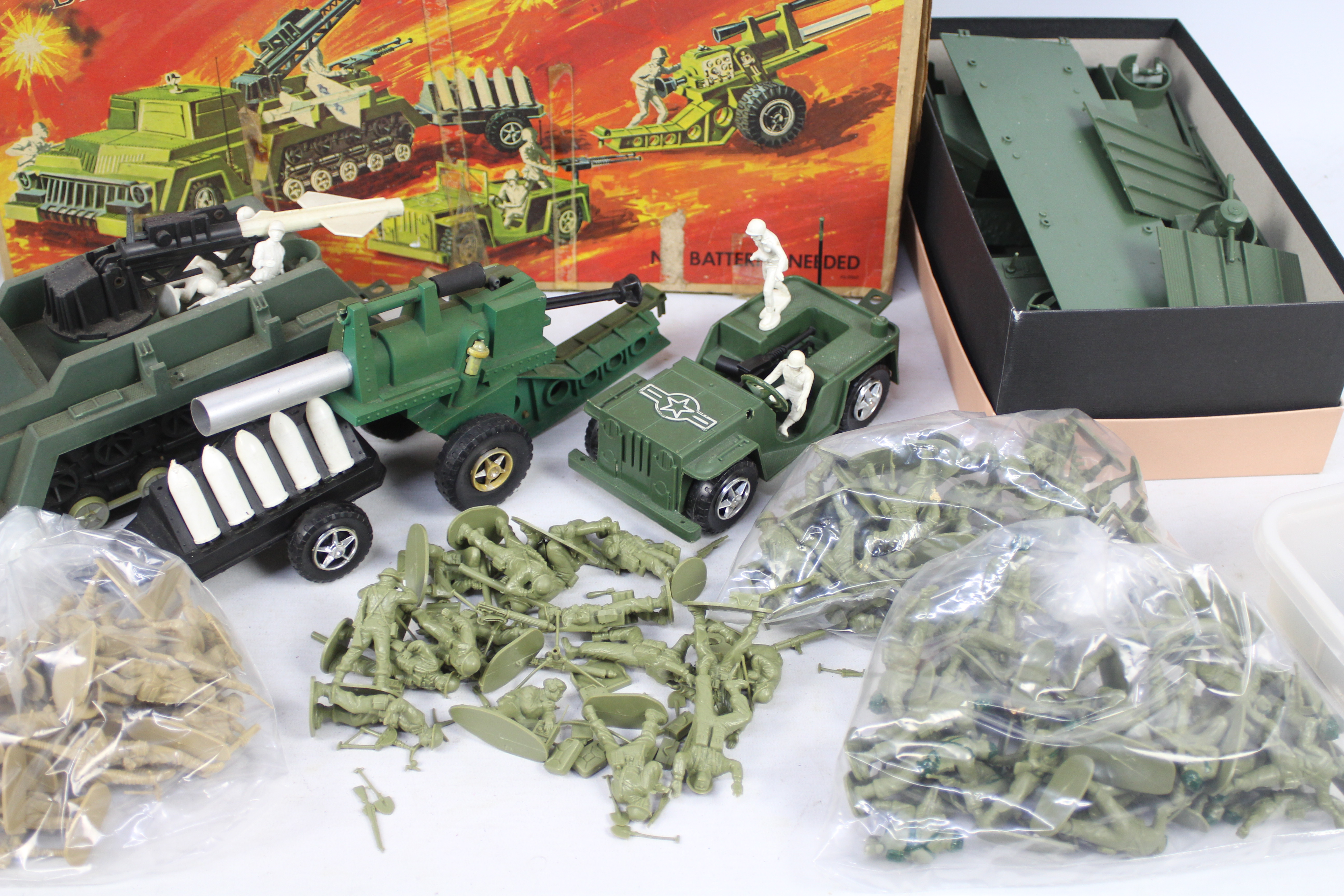 DeLuxe Topper - Airfix - Britains - A boxed DeLuxe Armoured Battalion set # 108, - Image 3 of 3