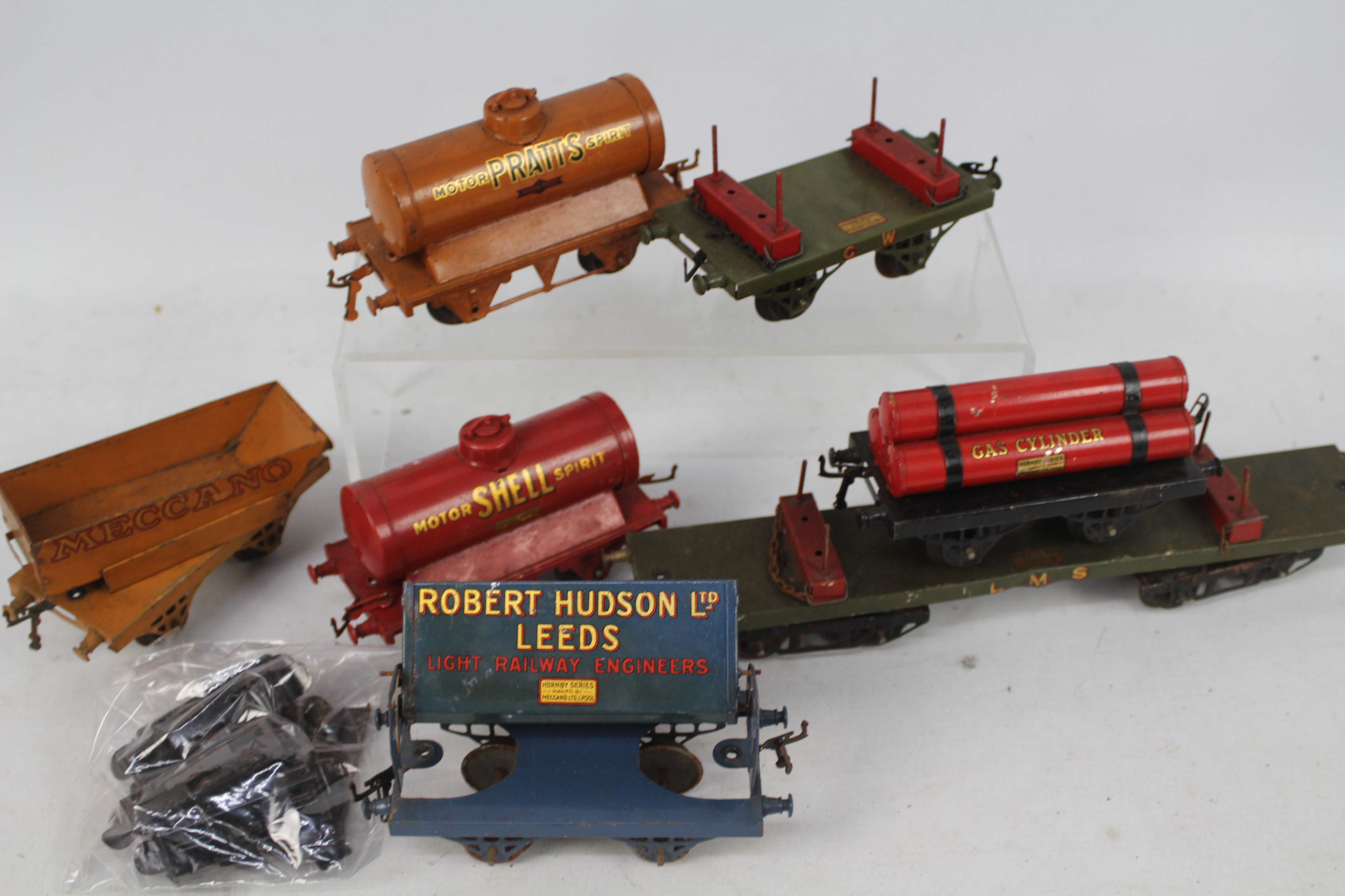 Hornby - A collection of O gauge Hornby tinplate rolling stock, - Image 8 of 8