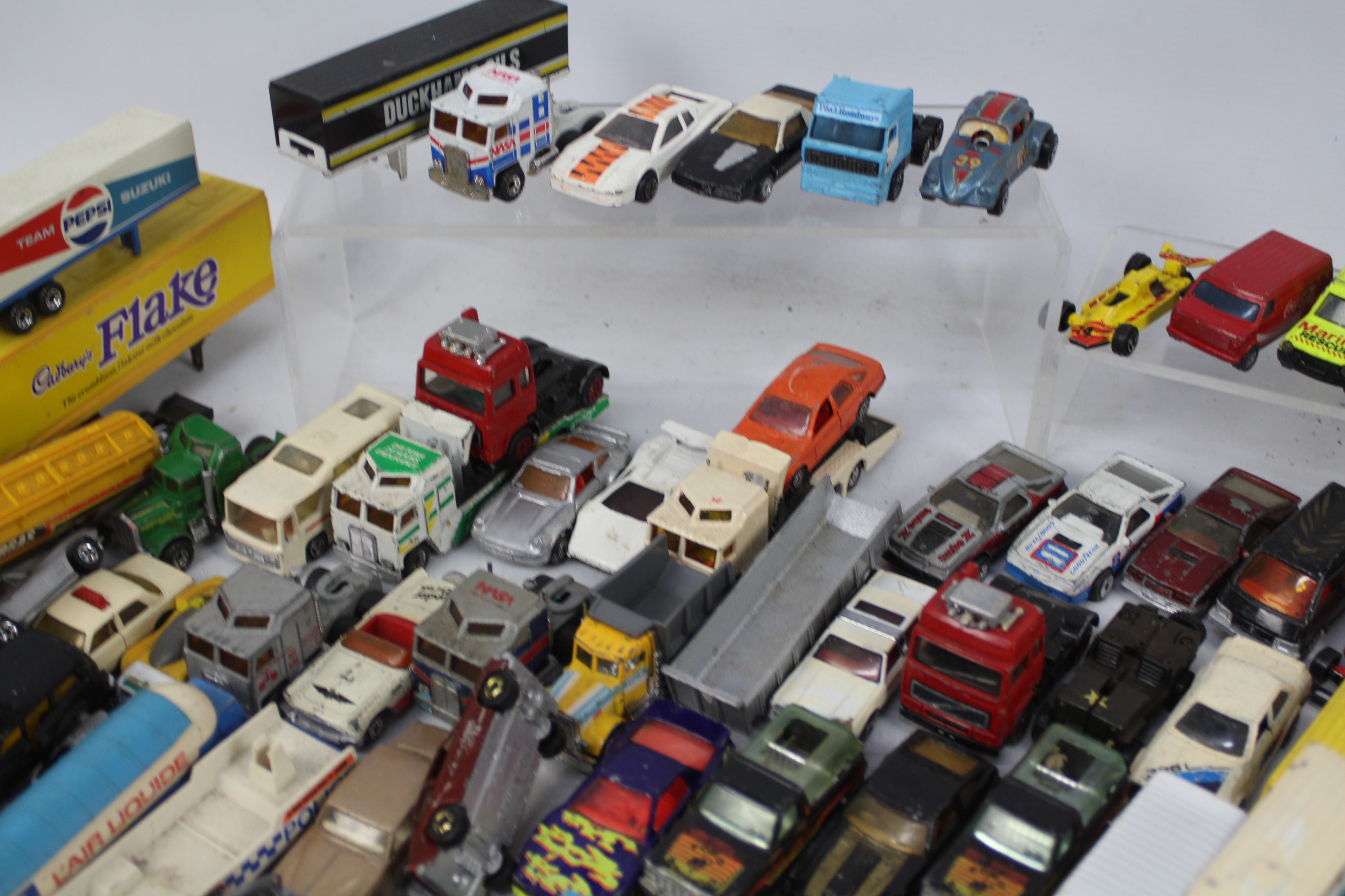 Matchbox - Hot Wheels - Corgi - A group of 100 plus unboxed vehicles and a Stingray base. - Image 3 of 5