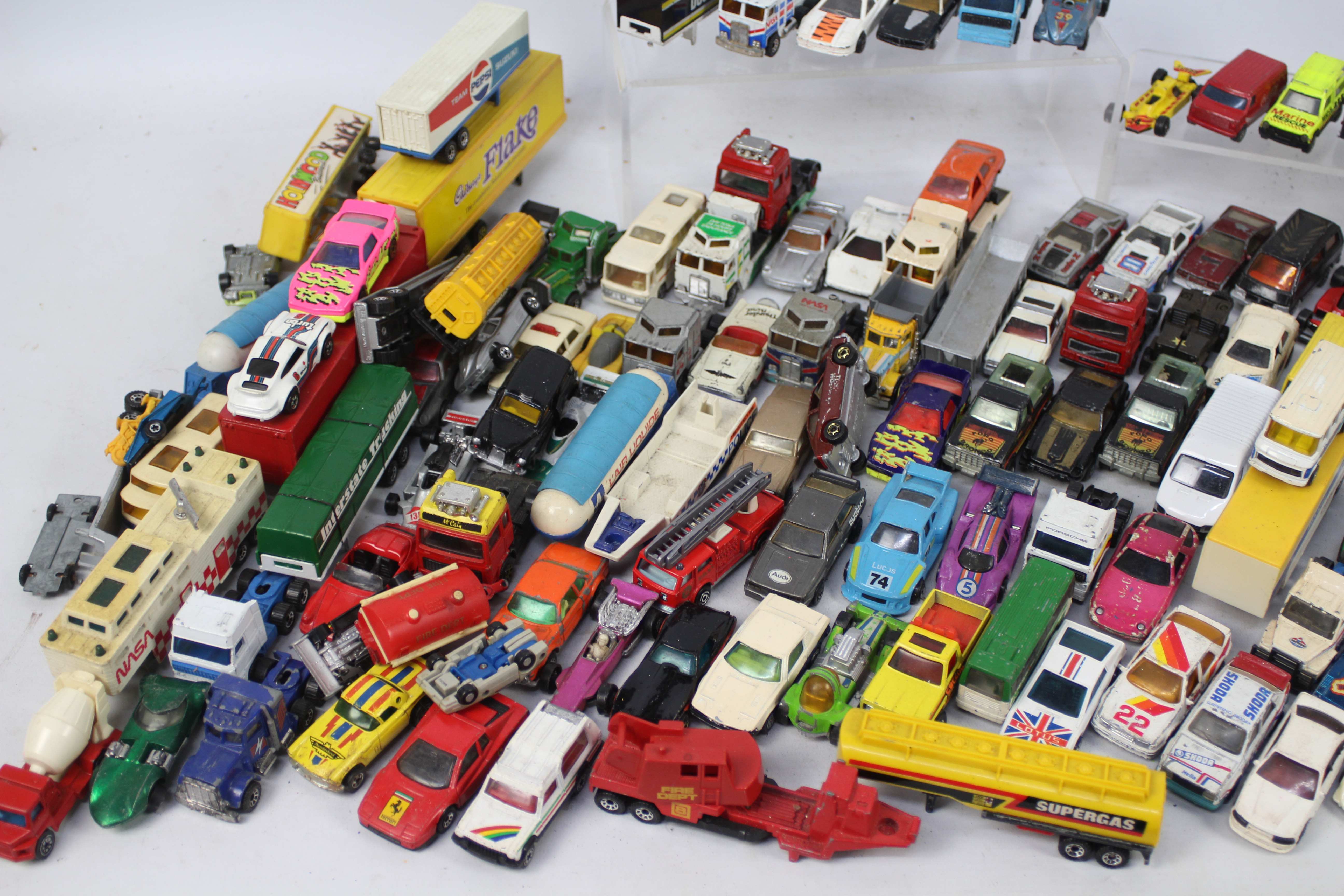 Matchbox - Hot Wheels - Corgi - A group of 100 plus unboxed vehicles and a Stingray base. - Image 2 of 5