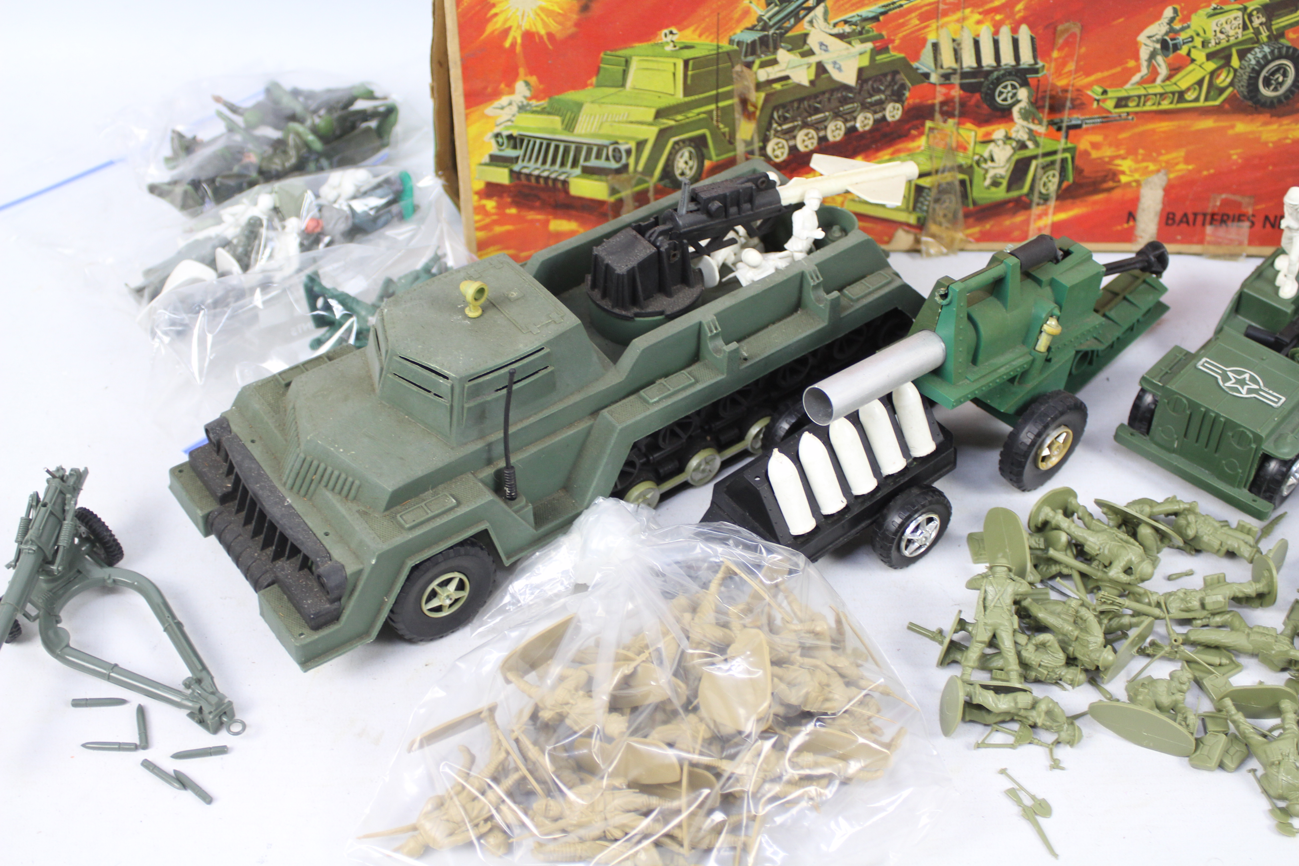 DeLuxe Topper - Airfix - Britains - A boxed DeLuxe Armoured Battalion set # 108, - Image 2 of 3