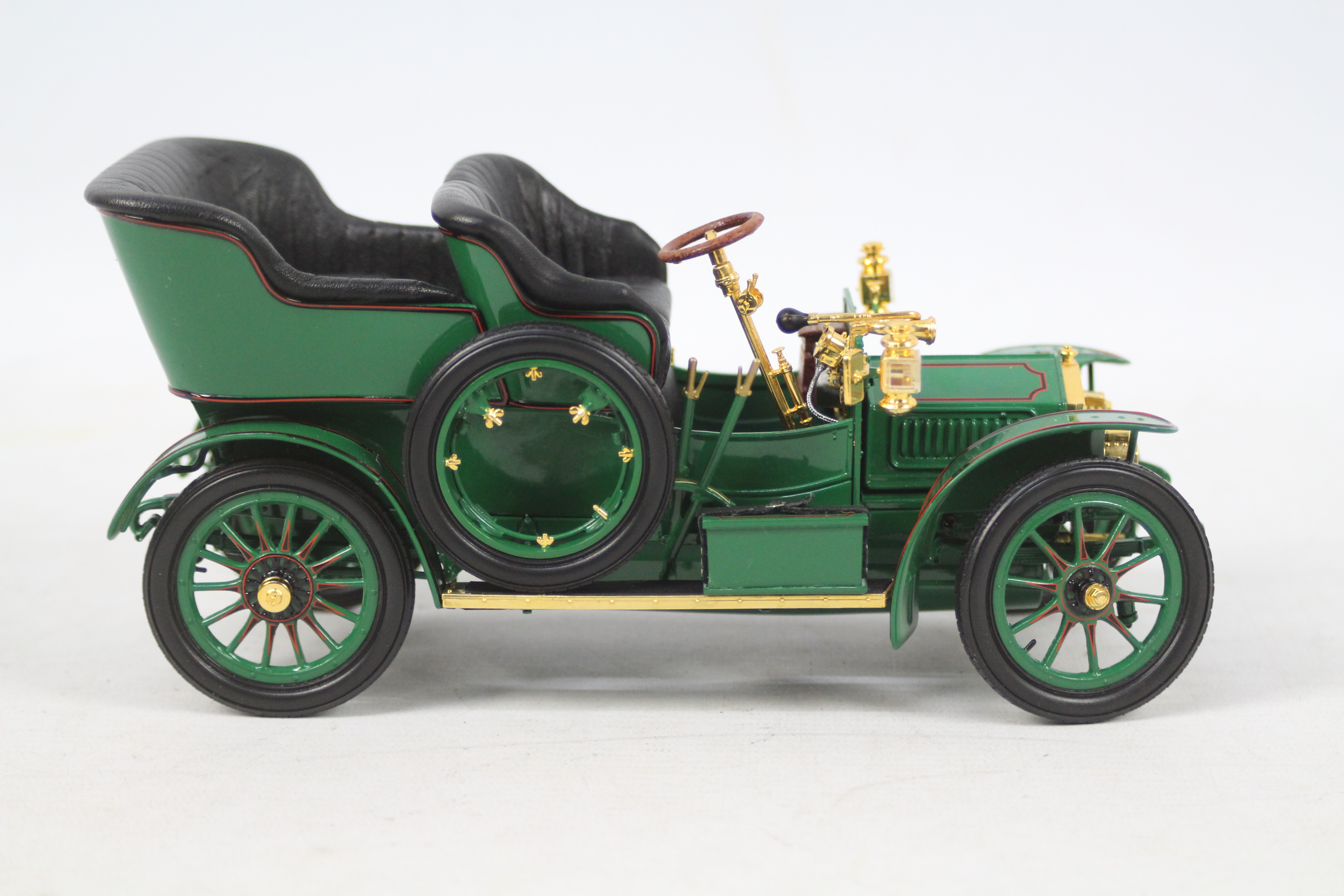 Franklin Mint - A 1:24 scale 1905 Rolls Royce in green livery. - Image 2 of 4