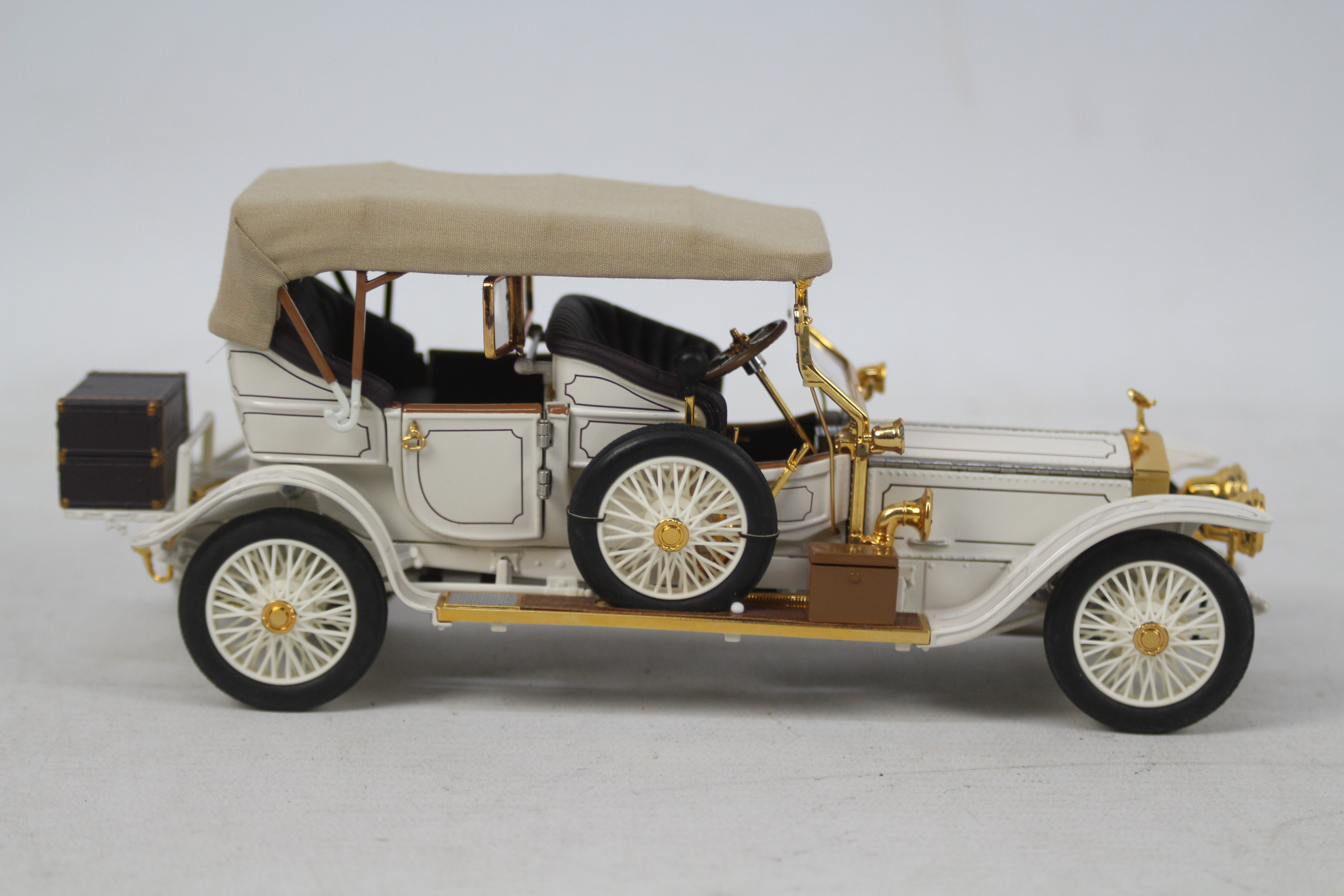 Franklin Mint - A 1:24 scale 1911 Rolls Royce Tourer in white colour and gold livery by Franklin - Image 2 of 5