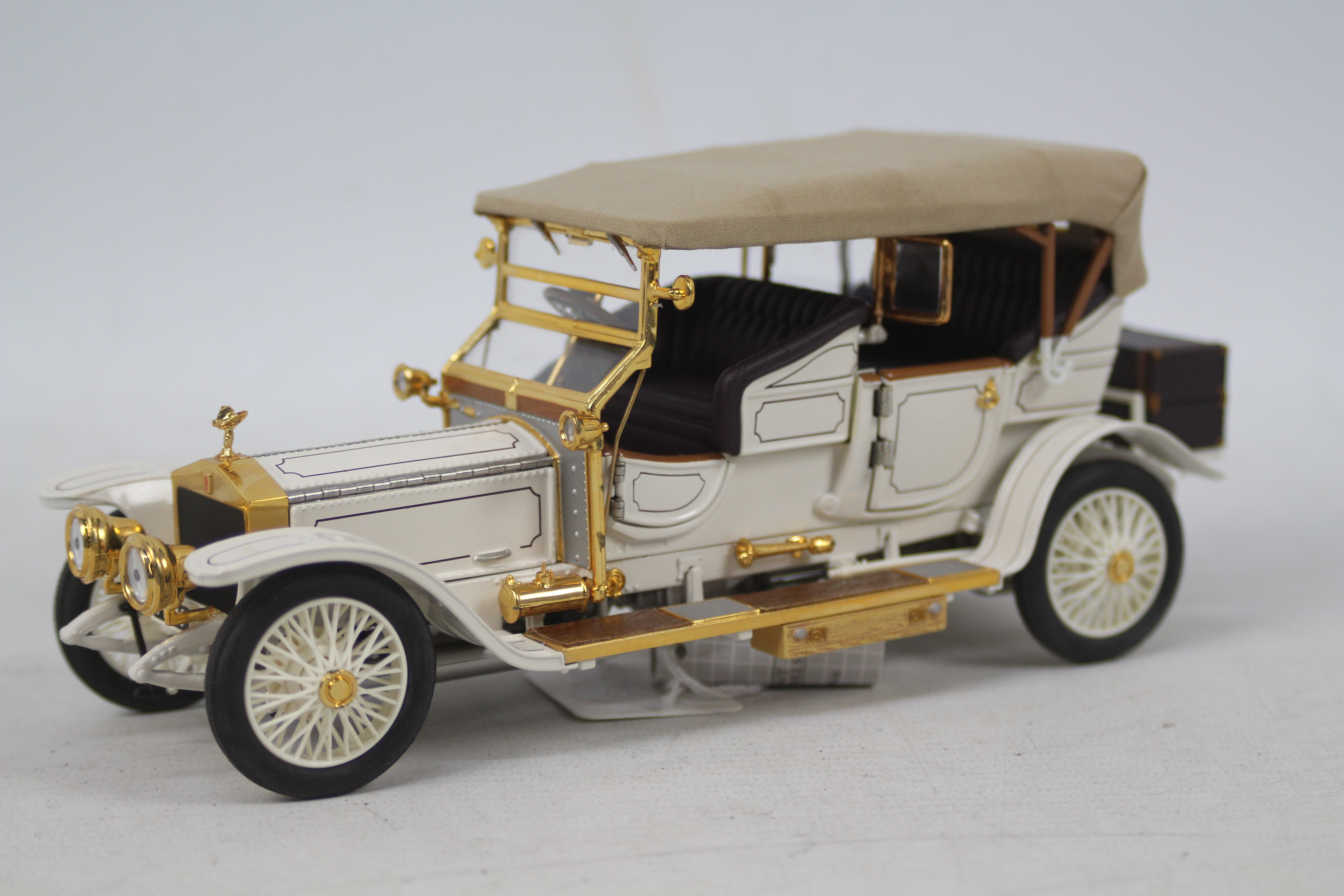 Franklin Mint - A 1:24 scale 1911 Rolls Royce Tourer in white colour and gold livery by Franklin