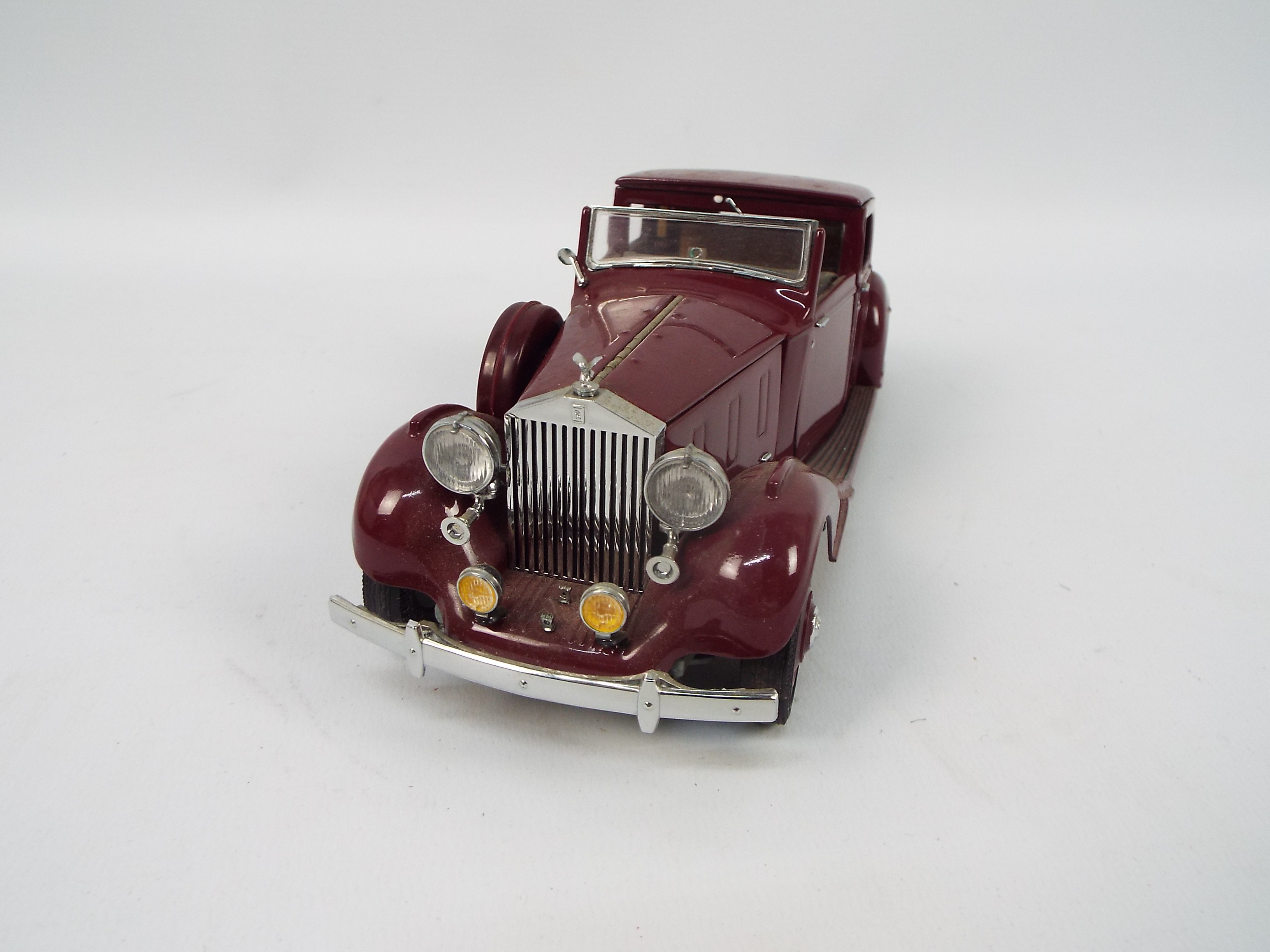 Danbury Mint - A boxed Danbury Mint diecast 1:24 scale 1938 Rolls Royce Phantom III. - Image 3 of 6