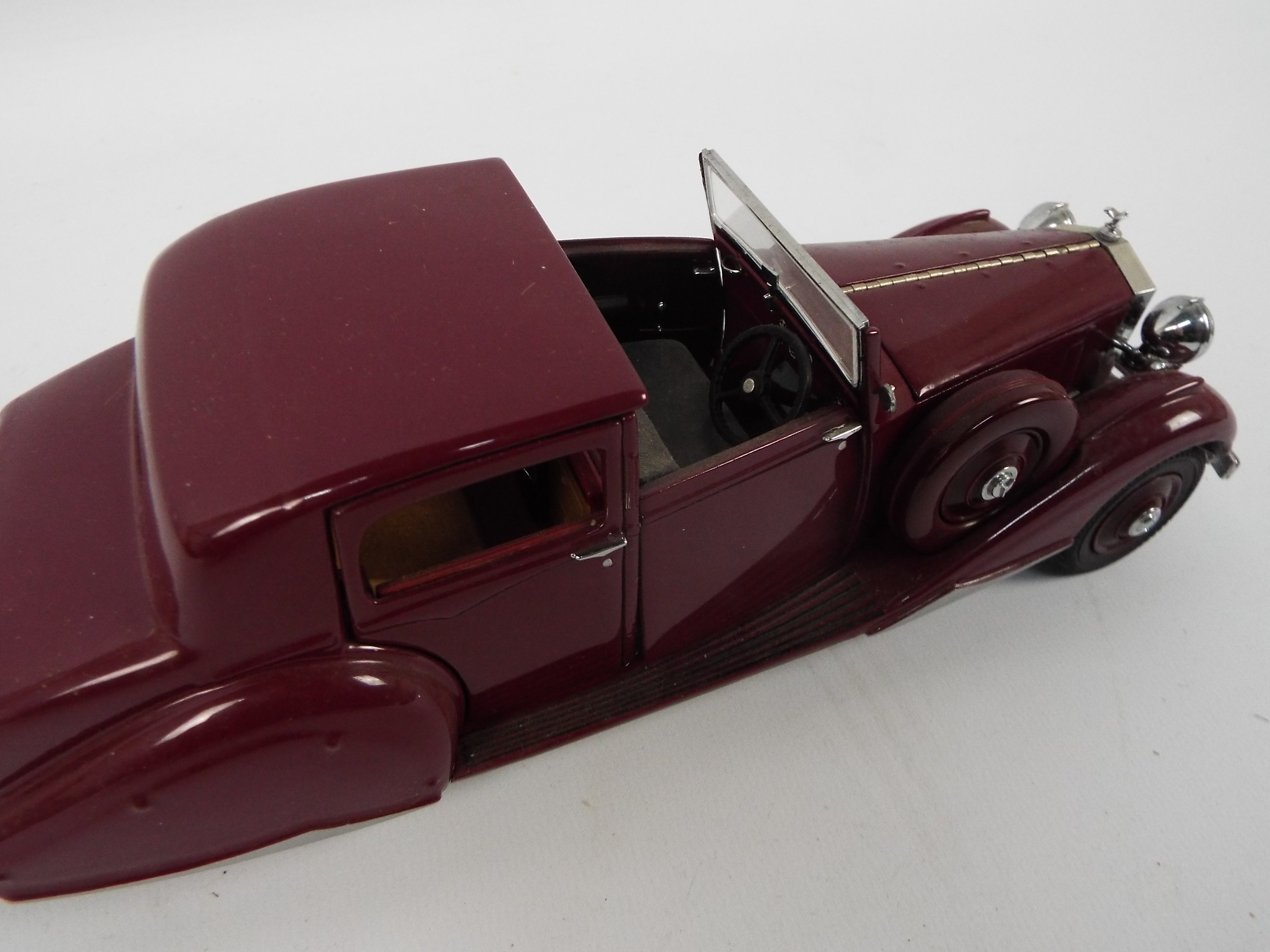 Danbury Mint - A boxed Danbury Mint diecast 1:24 scale 1938 Rolls Royce Phantom III. - Image 5 of 6