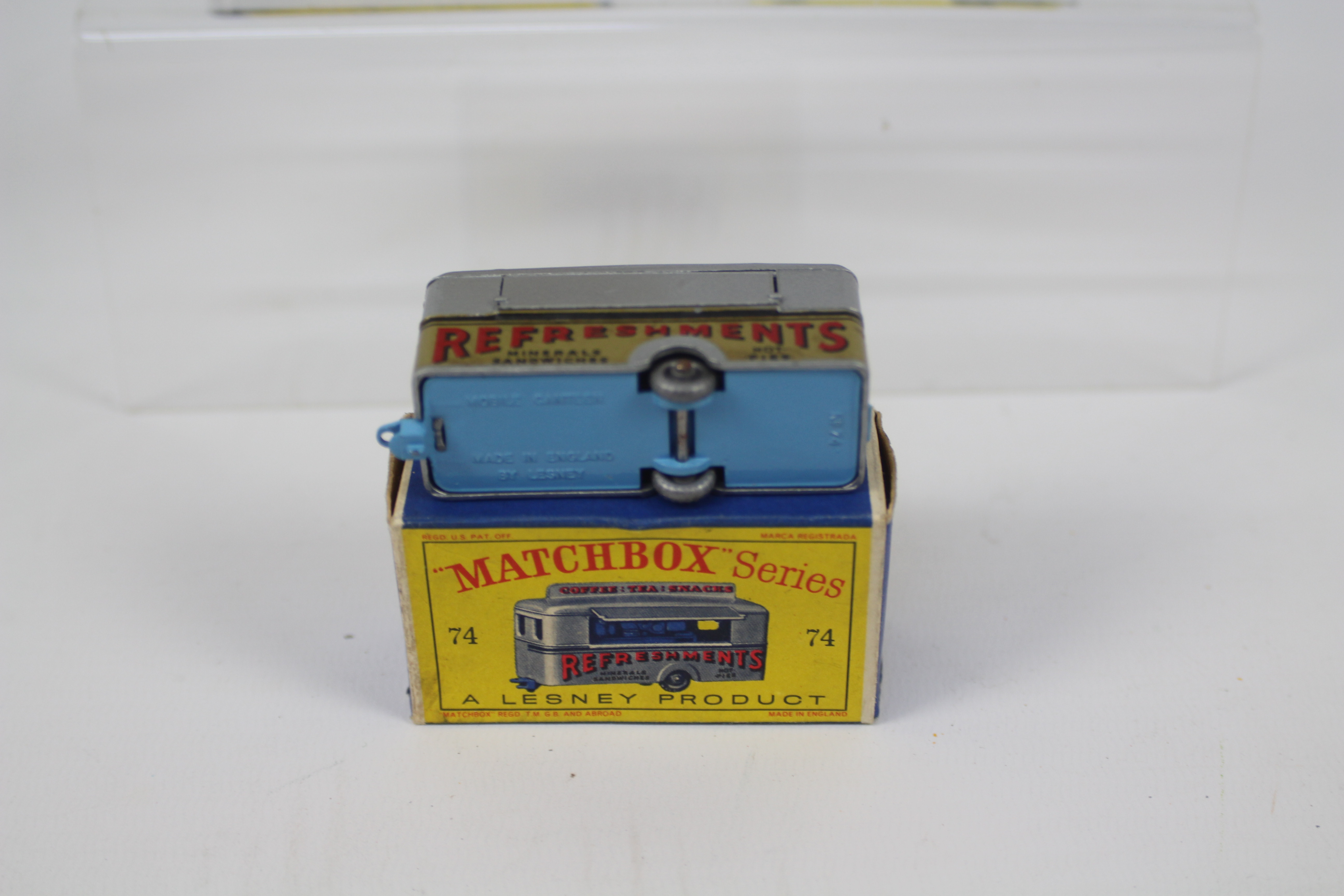 Matchbox - 4 x boxed vehicles, Austin Taxi with grey plastic wheels # 17, - Image 4 of 5