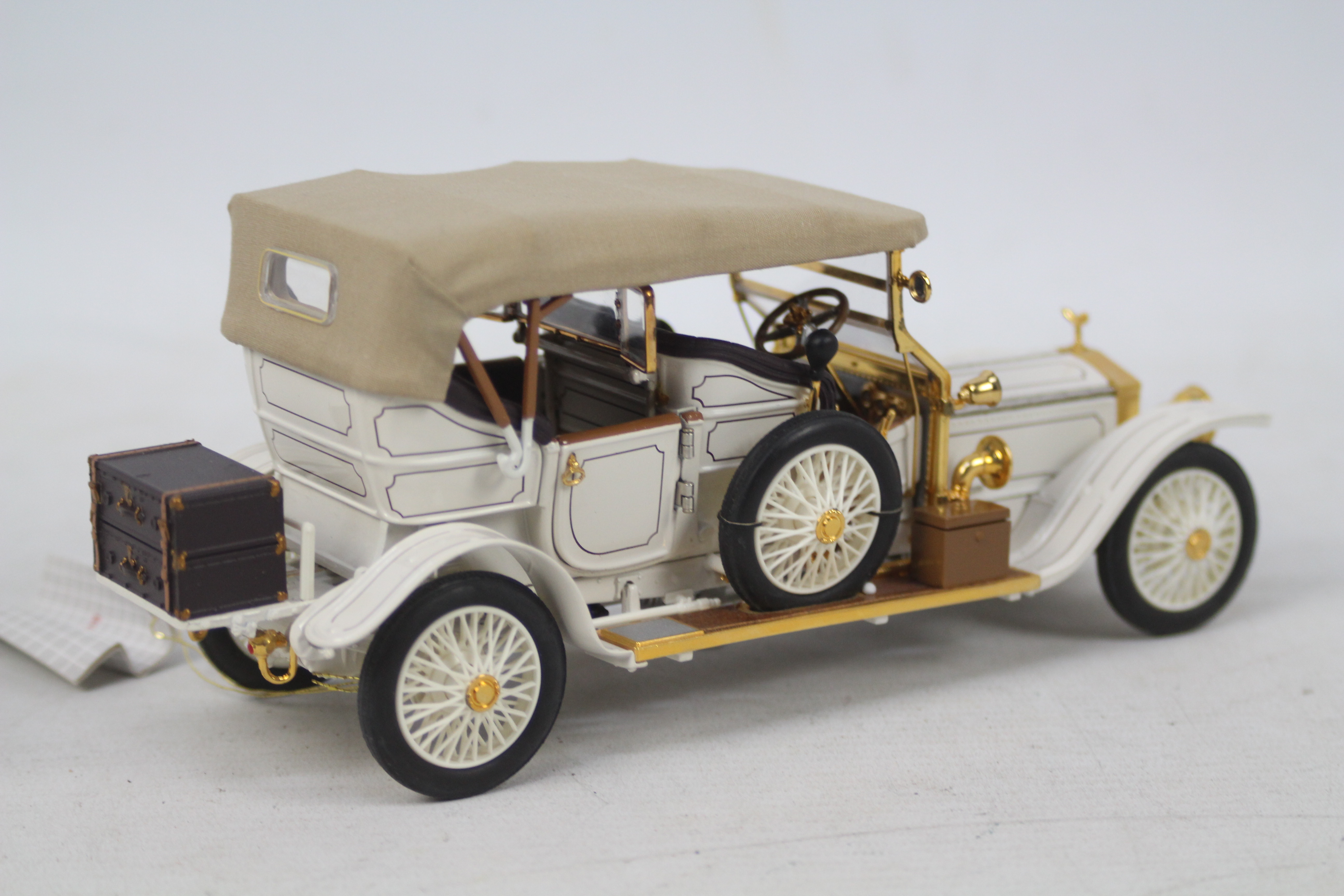 Franklin Mint - A 1:24 scale 1911 Rolls Royce Tourer in white colour and gold livery by Franklin - Image 3 of 5