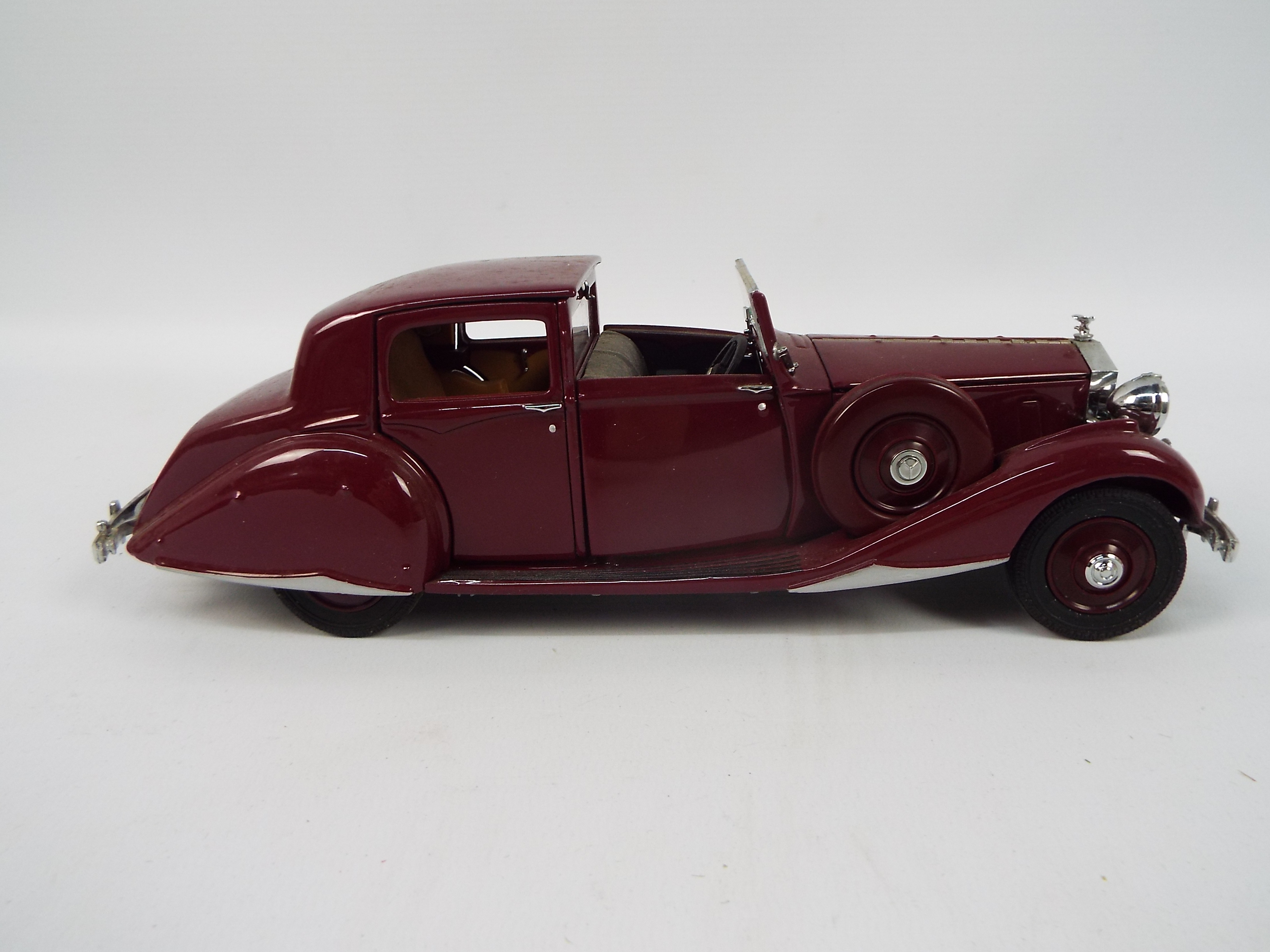 Danbury Mint - A boxed Danbury Mint diecast 1:24 scale 1938 Rolls Royce Phantom III. - Image 2 of 6