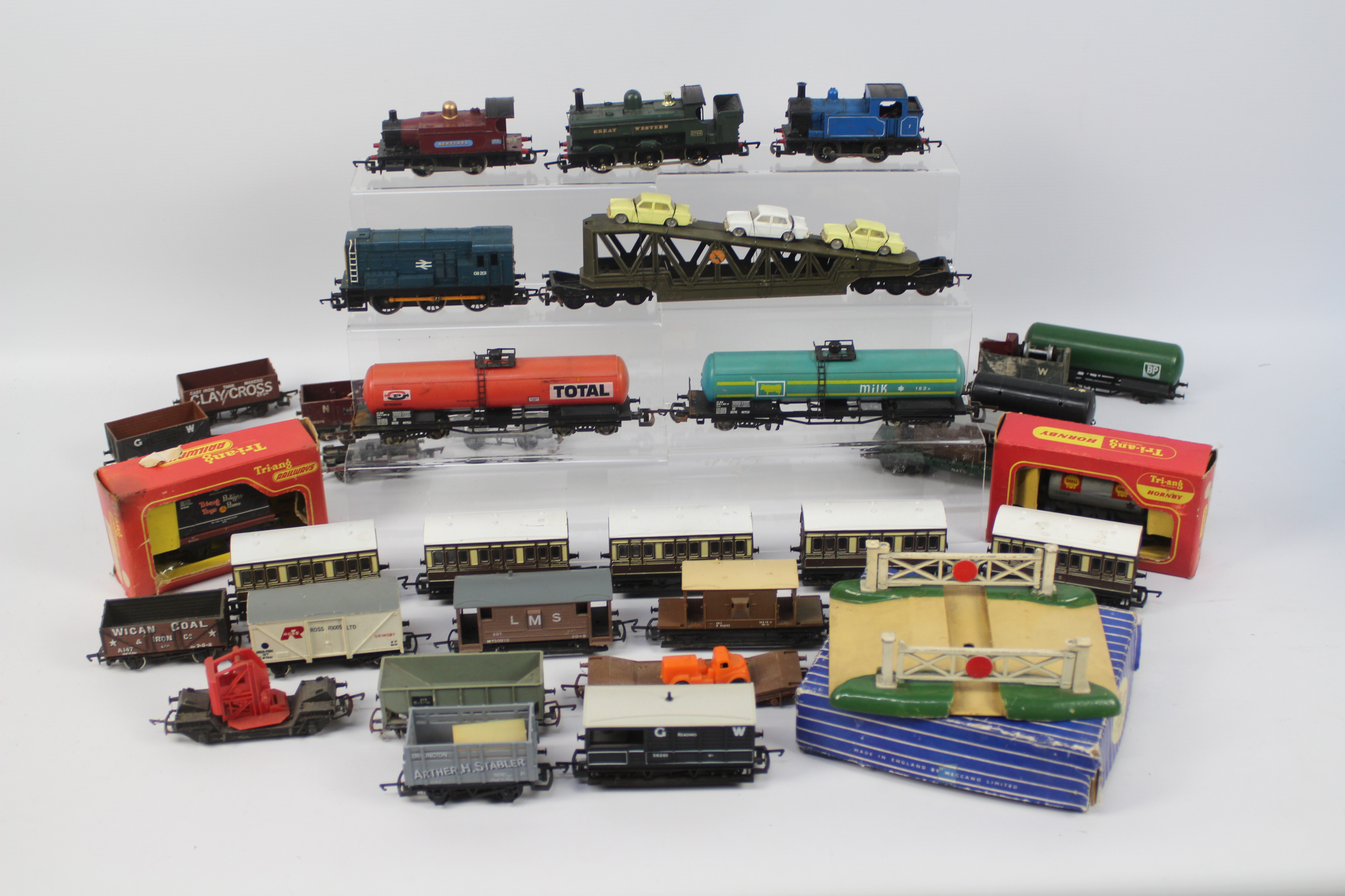 Hornby - Lima - Wrenn - A collection of 4 x OO gauge locomotives and 20 x plus wagons and parts