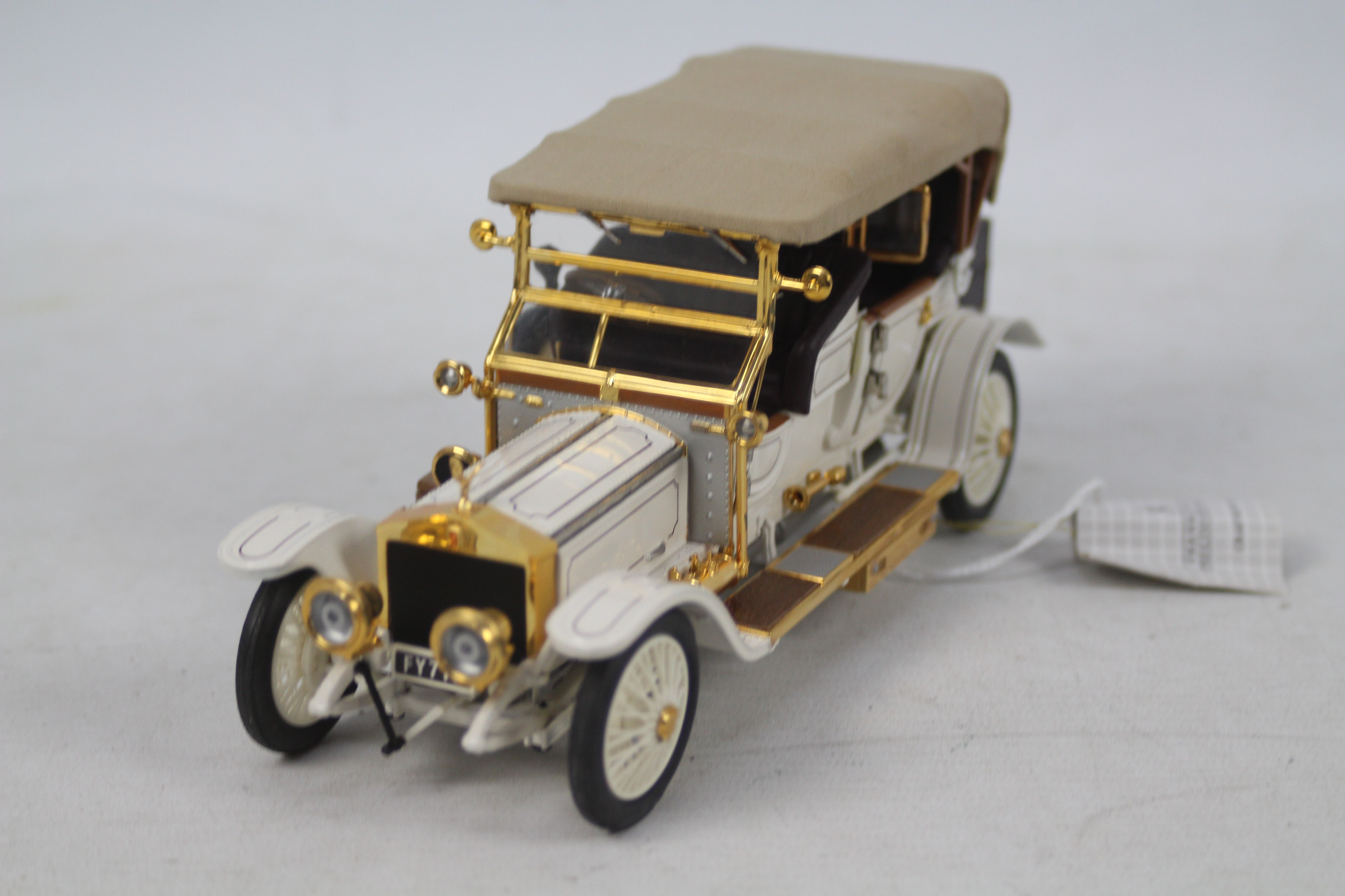 Franklin Mint - A 1:24 scale 1911 Rolls Royce Tourer in white colour and gold livery by Franklin - Image 5 of 5
