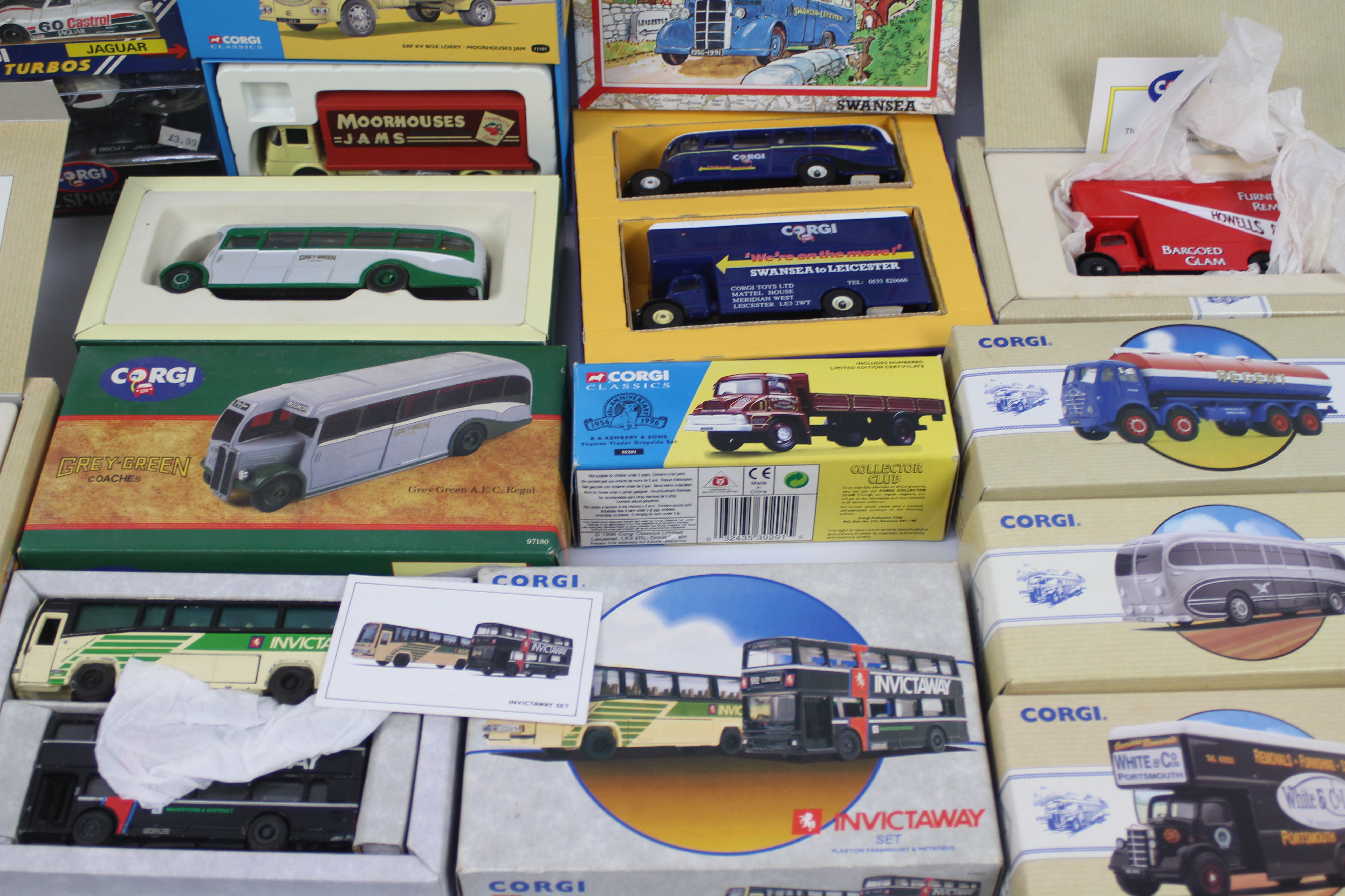 Corgi - A boxed collection of 15 diecast model vehicles from Corgi. - Image 4 of 4