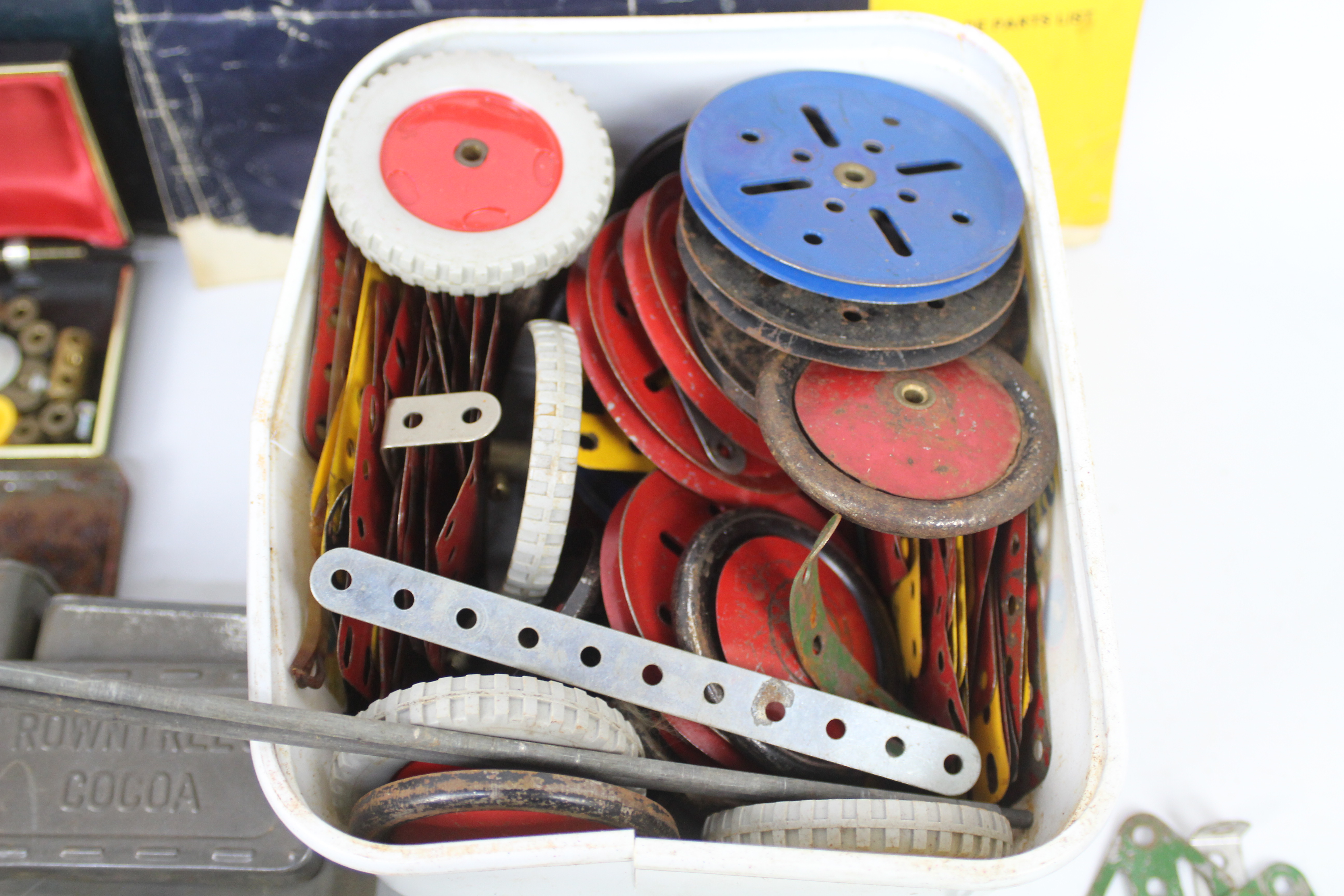 Meccano. A set of vintage Meccano, loose and in various tins. - Image 5 of 5